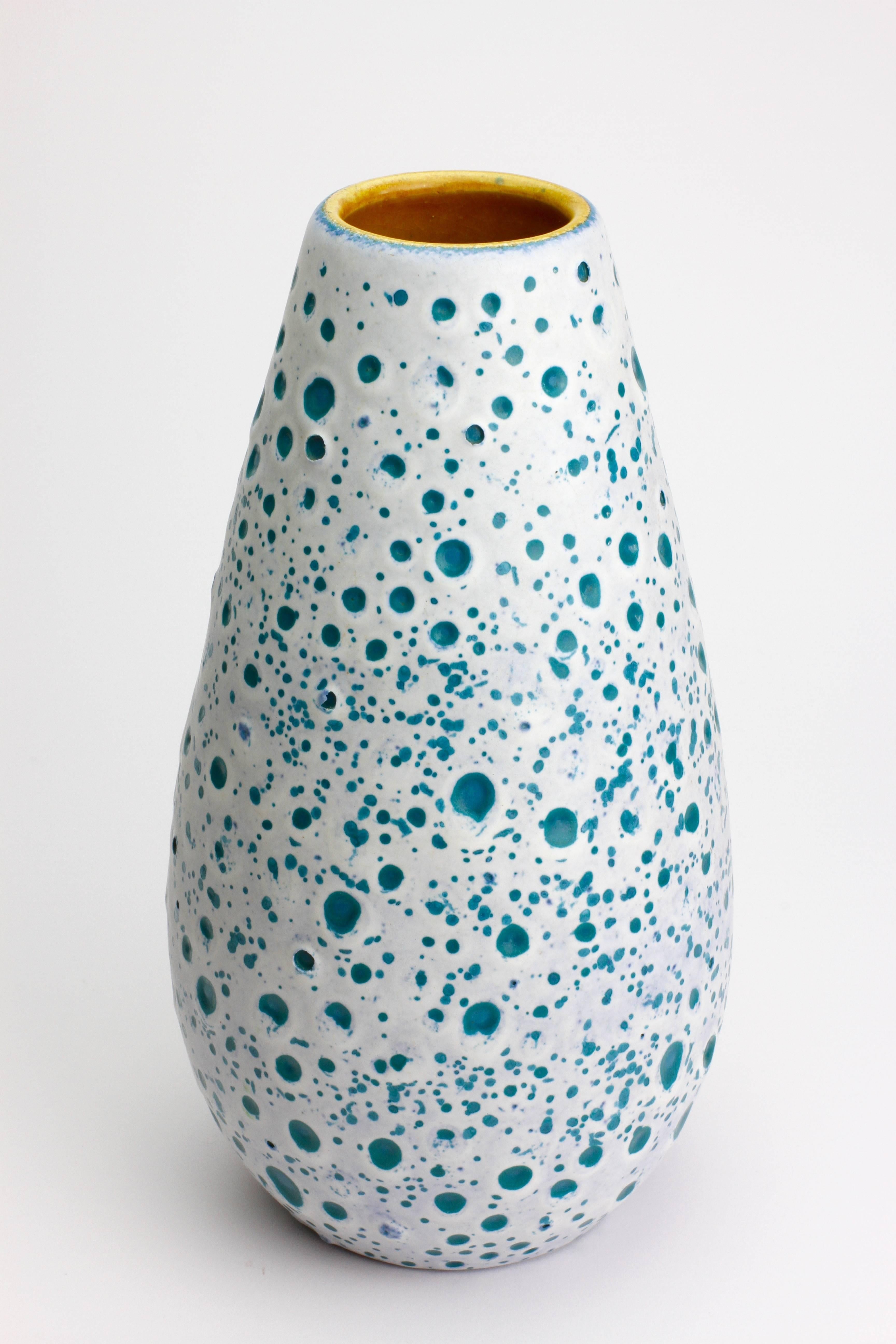 Schöne westdeutsche Türkis und Weiß Mondkrater Vase von Ü-Keramik:: 1960er Jahre (Glasiert)