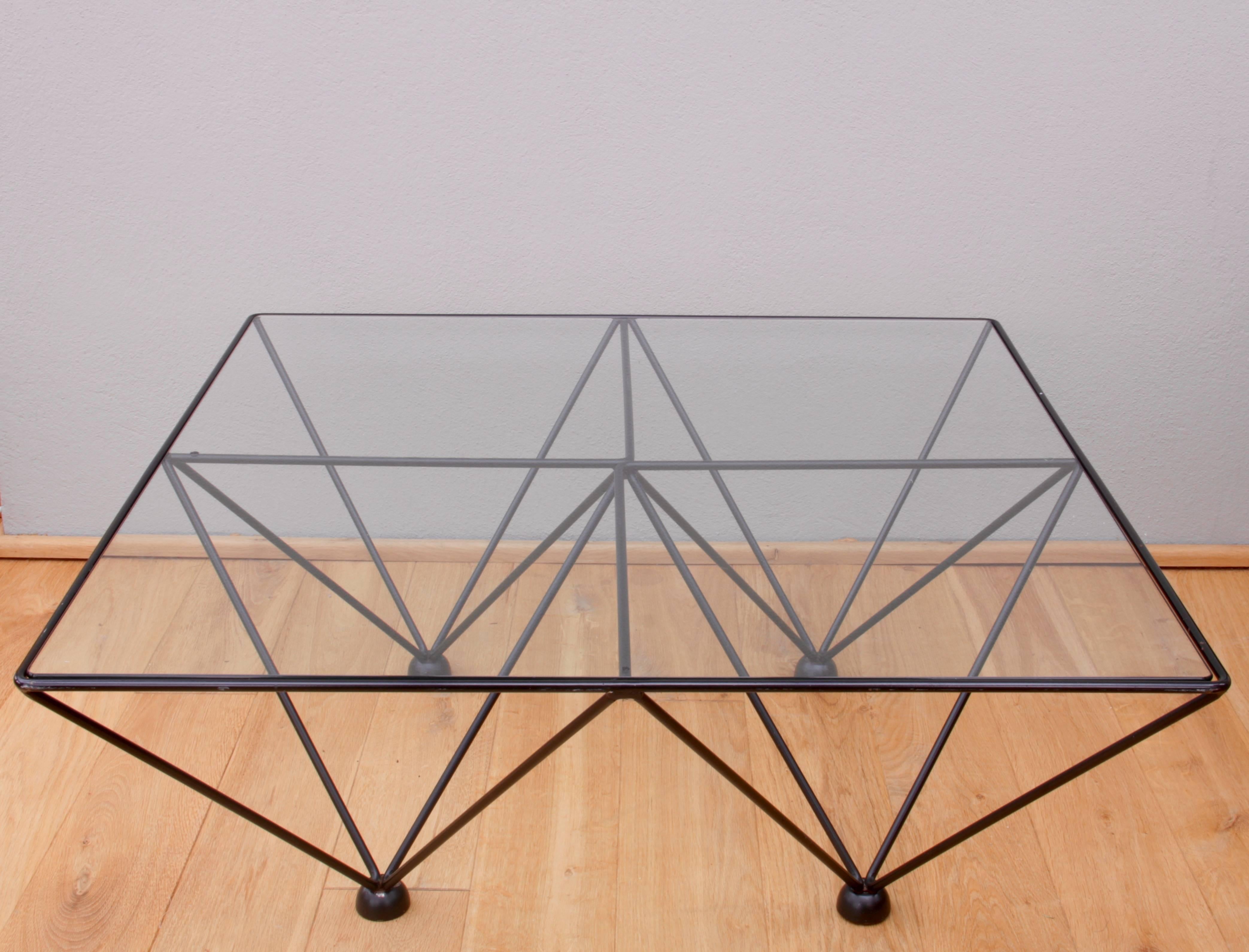 A modernist and minimalist coffee table in the style of Paolo Piva's 'Alanda' table, which was first manufactured by the Italian design company B&B Italia in 1982. The design is simply fantastic the rounded edged clear glass tabletop sits within the