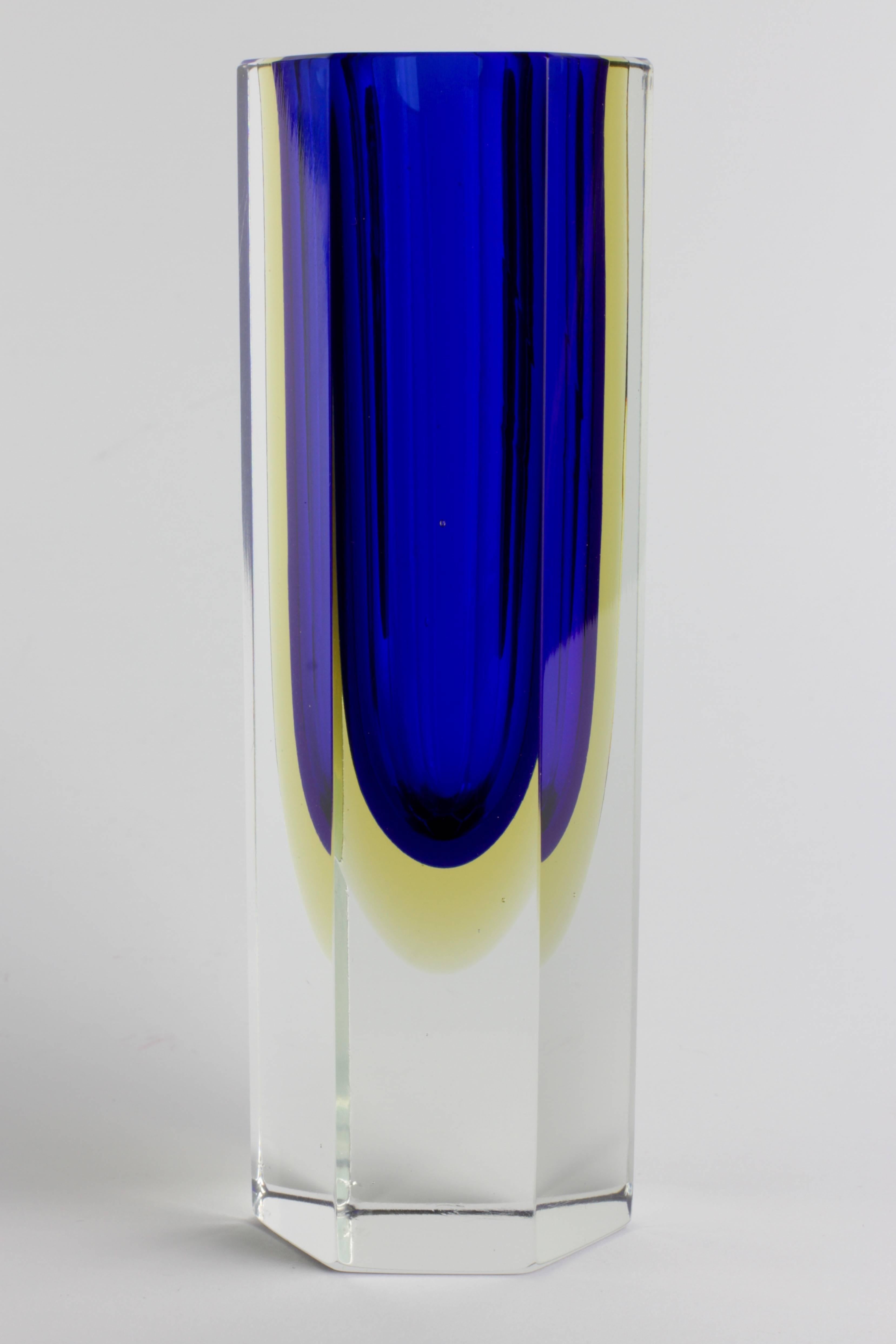 Mid-Century Modern Faceted Murano 'Sommerso' Glass Vase Attributed to Mandruzzato, circa 1960-1969