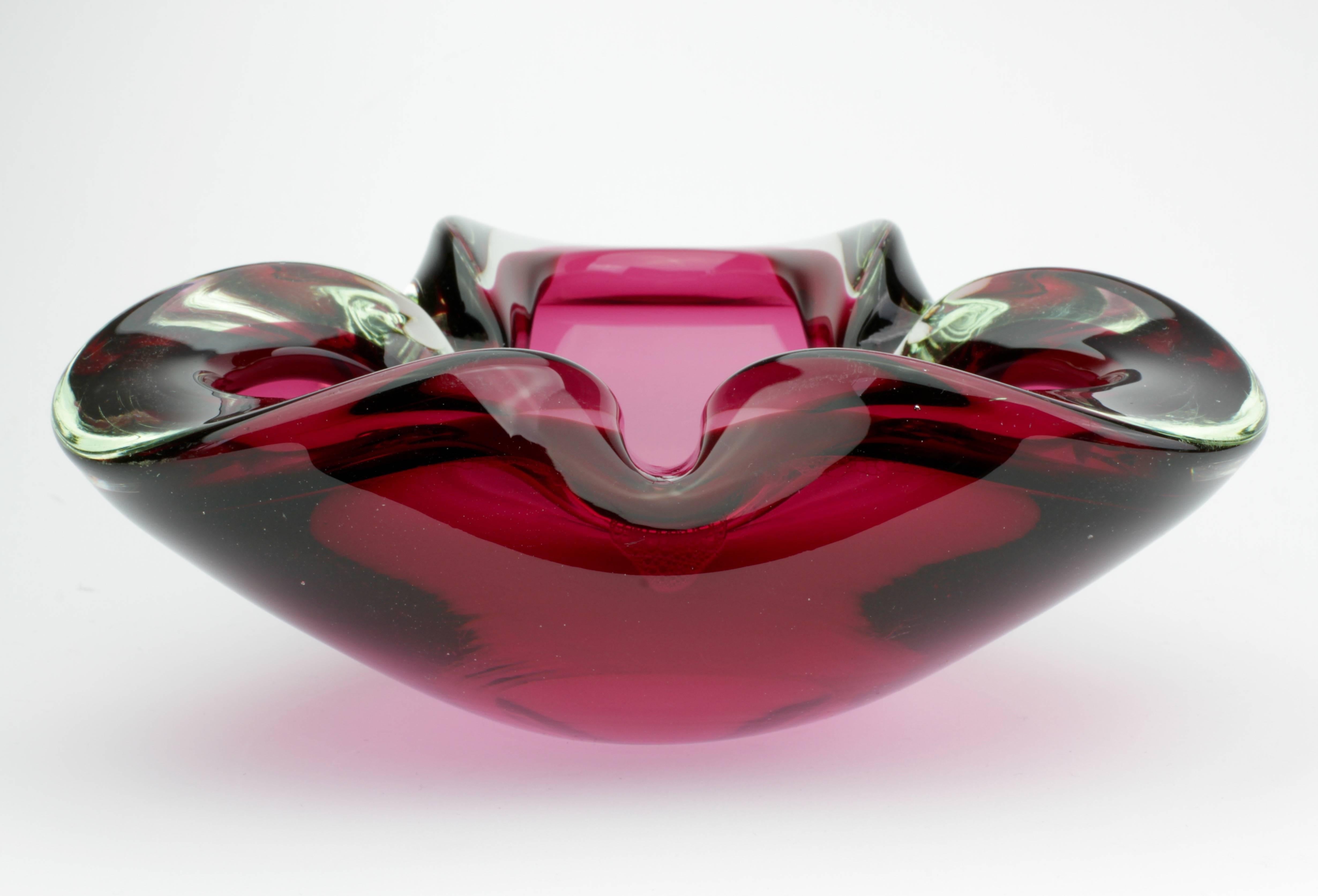 Pink Biomorphic Triangular Murano Glass Bowl or Ashtray Attributed to Cenedese In Excellent Condition In Landau an der Isar, Bayern