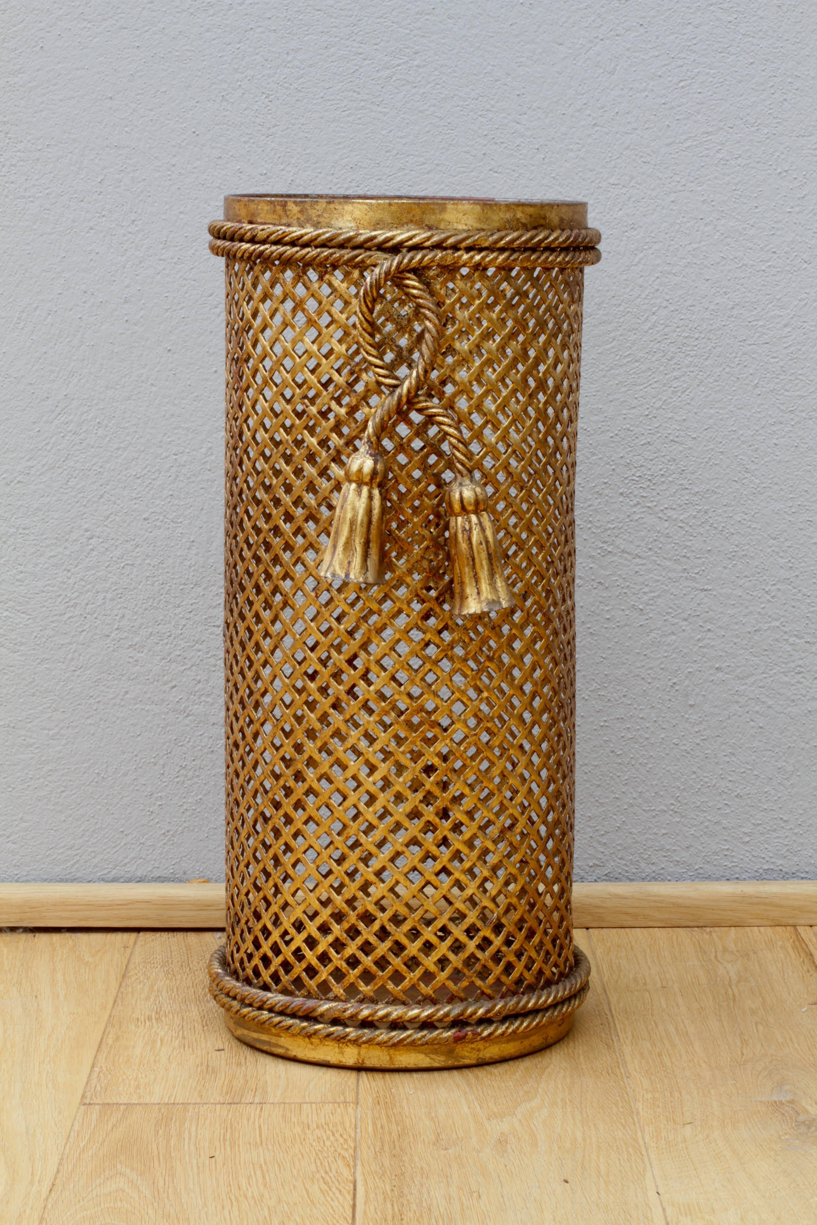 Stunning Mid-Century gold / gilt / gilded Hollywood Regency style umbrella stand / holder made in Florence, Italy, circa 1950 by Li Puma Firenze. The perforated lattice patterned metalwork with bent rope and tassel details finishes the piece
