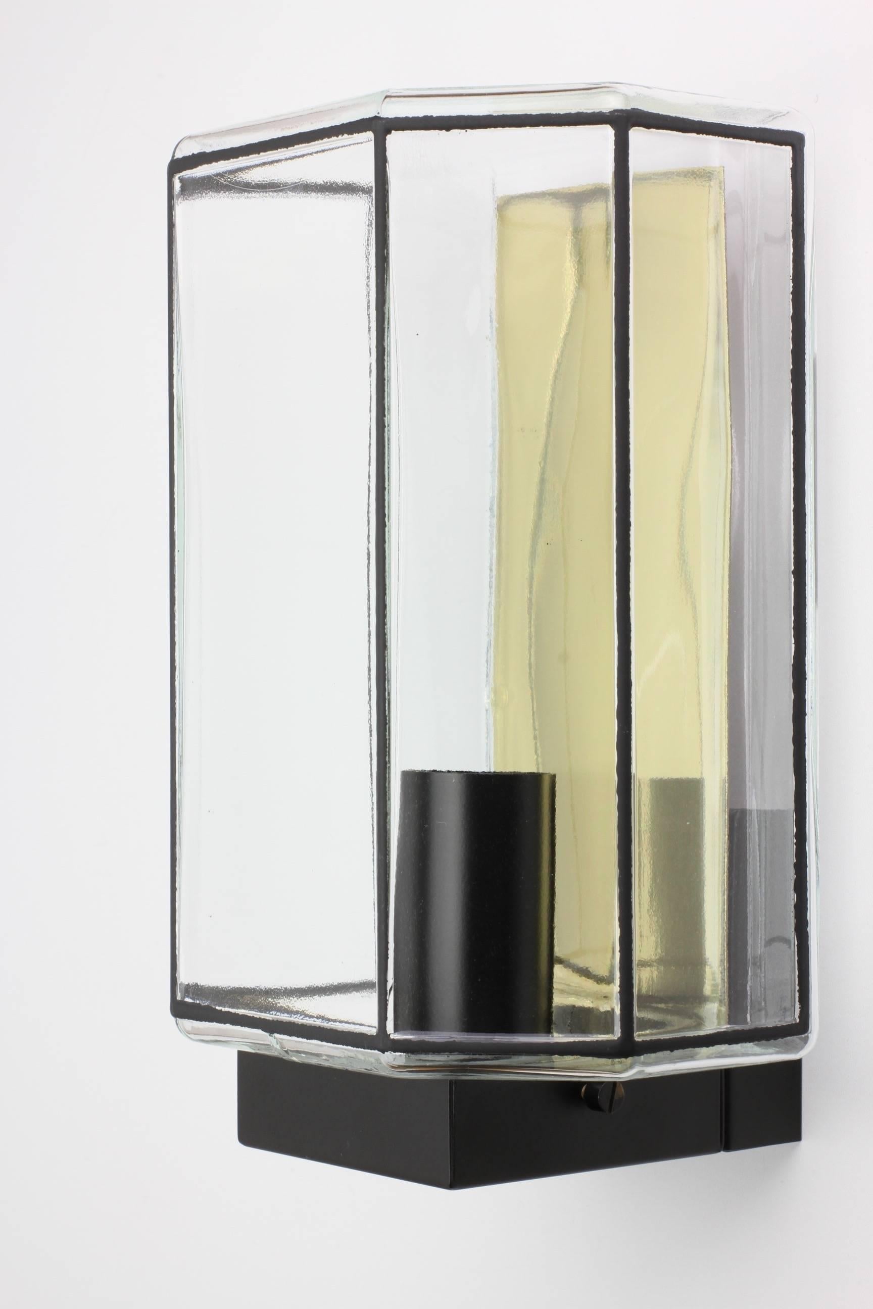 Una fantastica lampada da parete minimalista di produzione tedesca di Glashütte Limburg, risalente agli anni '70 circa. Il design modernista, semplice ma d'impatto e dalle linee pulite, sembra senza sforzo e senza tempo e si adatta bene sia a