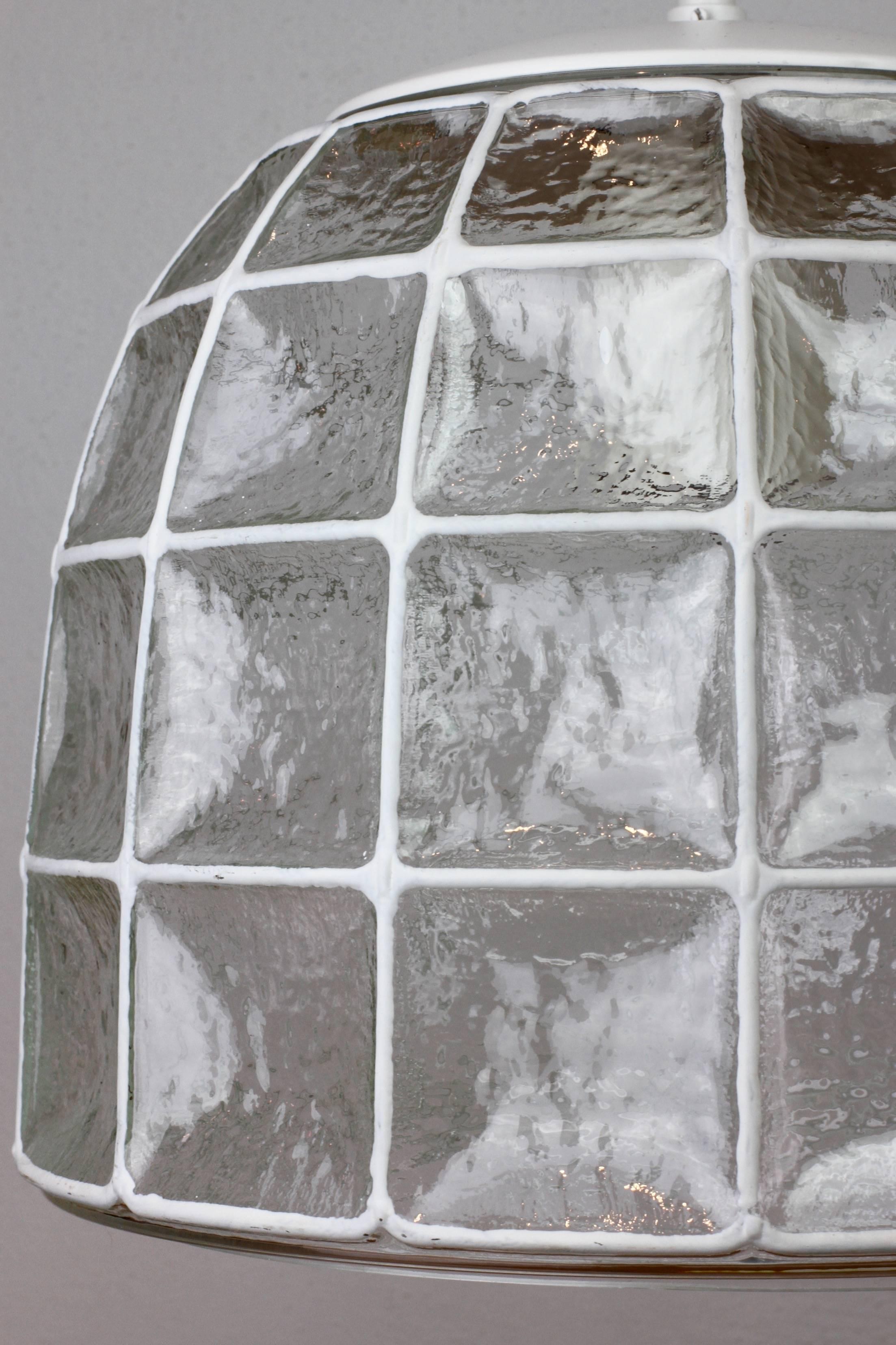Ein Paar Wabenförmige Glockenanhänger aus weißem Eisen und Glas aus den 1960er Jahren von Limburg im Zustand „Hervorragend“ im Angebot in Landau an der Isar, Bayern