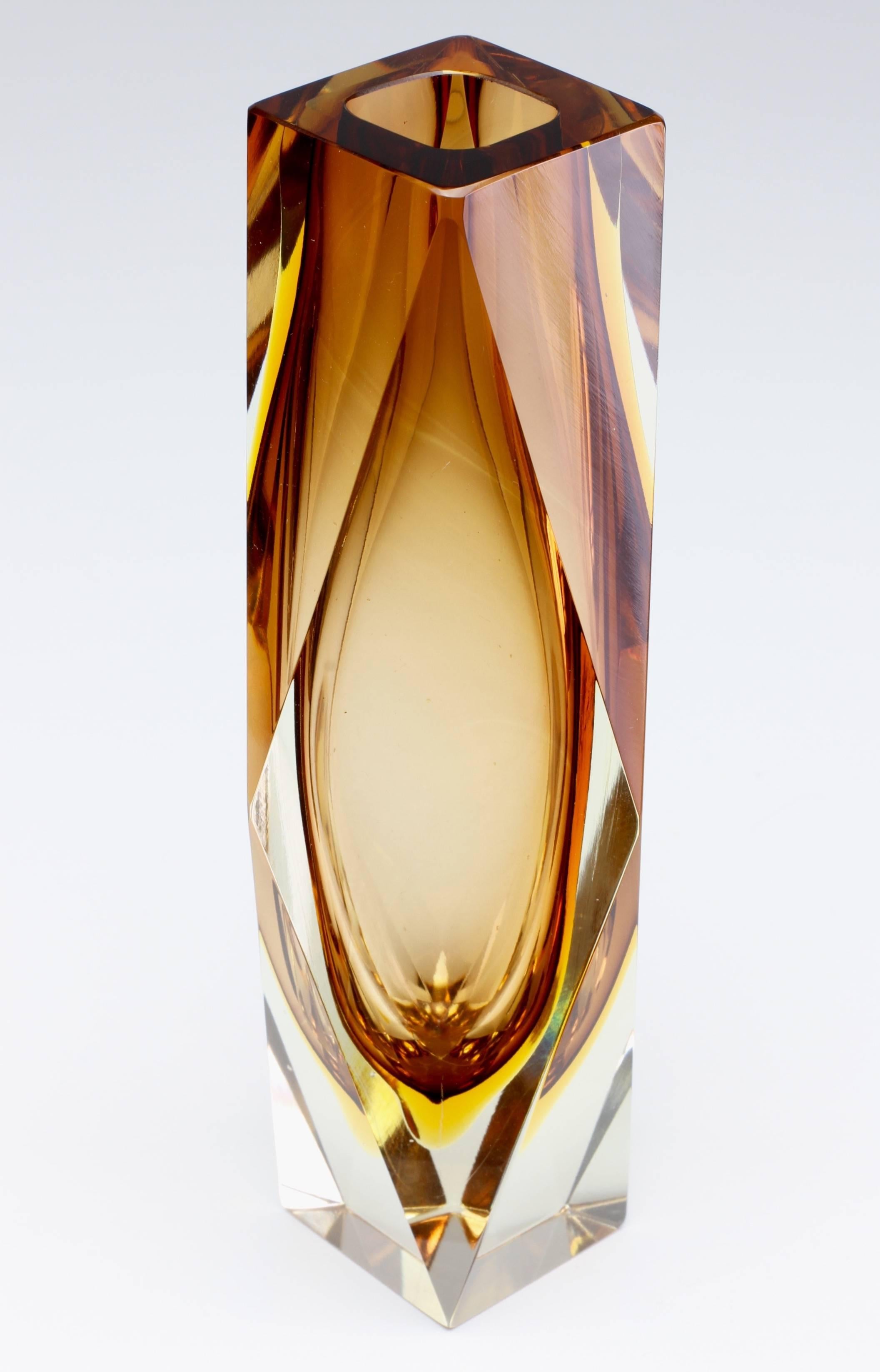 Italienische Mid-Century-Vase aus facettiertem Muranoglas mit Diamantschliff im Mandruzzato-Stil (Facettiert)