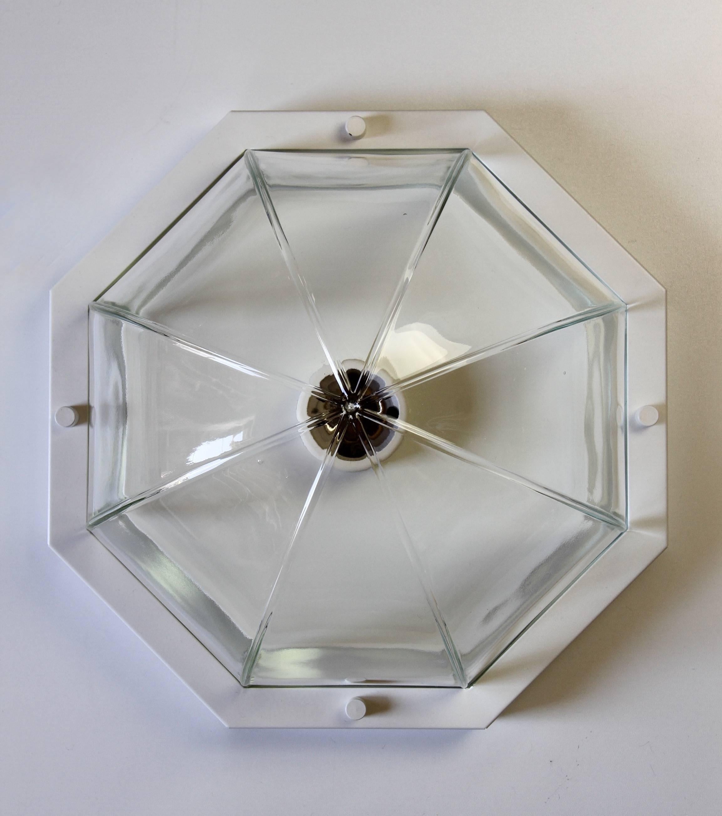 1980s White and Clear Round Segmented Domed Glass Flush Mount Light by Limburg In Excellent Condition For Sale In Landau an der Isar, Bayern