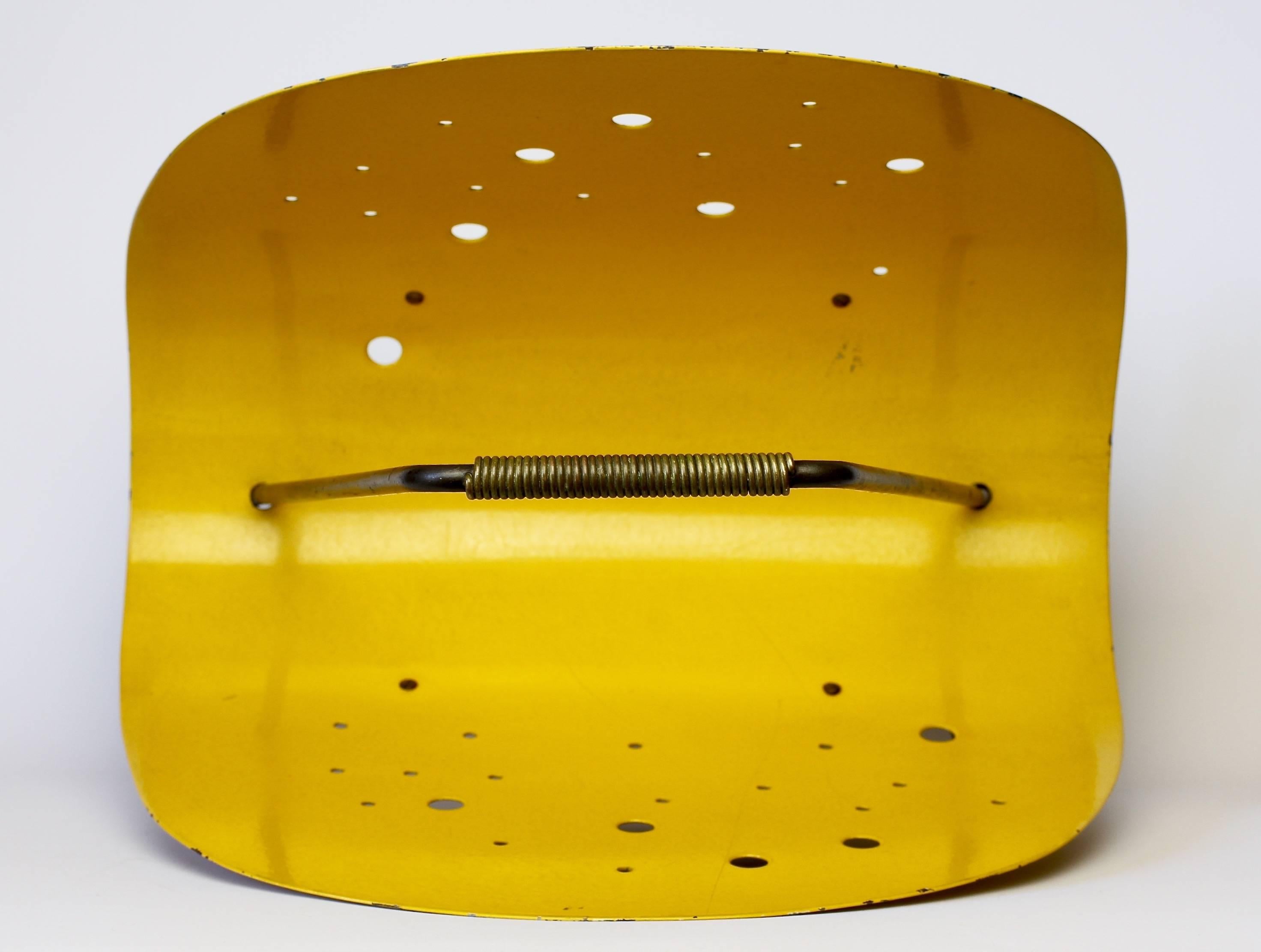 Zeitschriftenhalter/Ständer aus gelbem Metall mit Perforation im Stil von Matgot aus den 1950er Jahren (20. Jahrhundert) im Angebot
