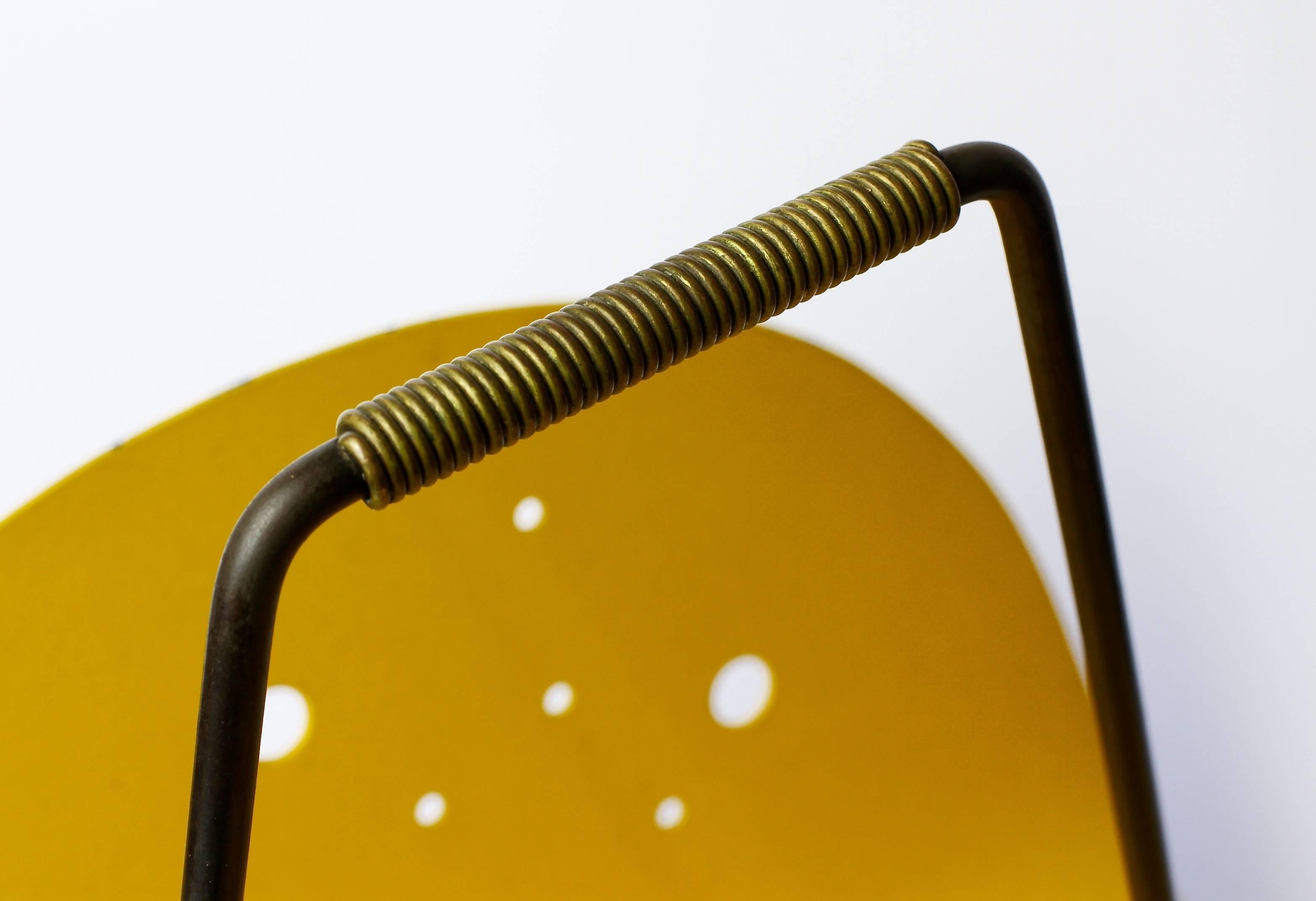 Zeitschriftenhalter/Ständer aus gelbem Metall mit Perforation im Stil von Matgot aus den 1950er Jahren im Angebot 2