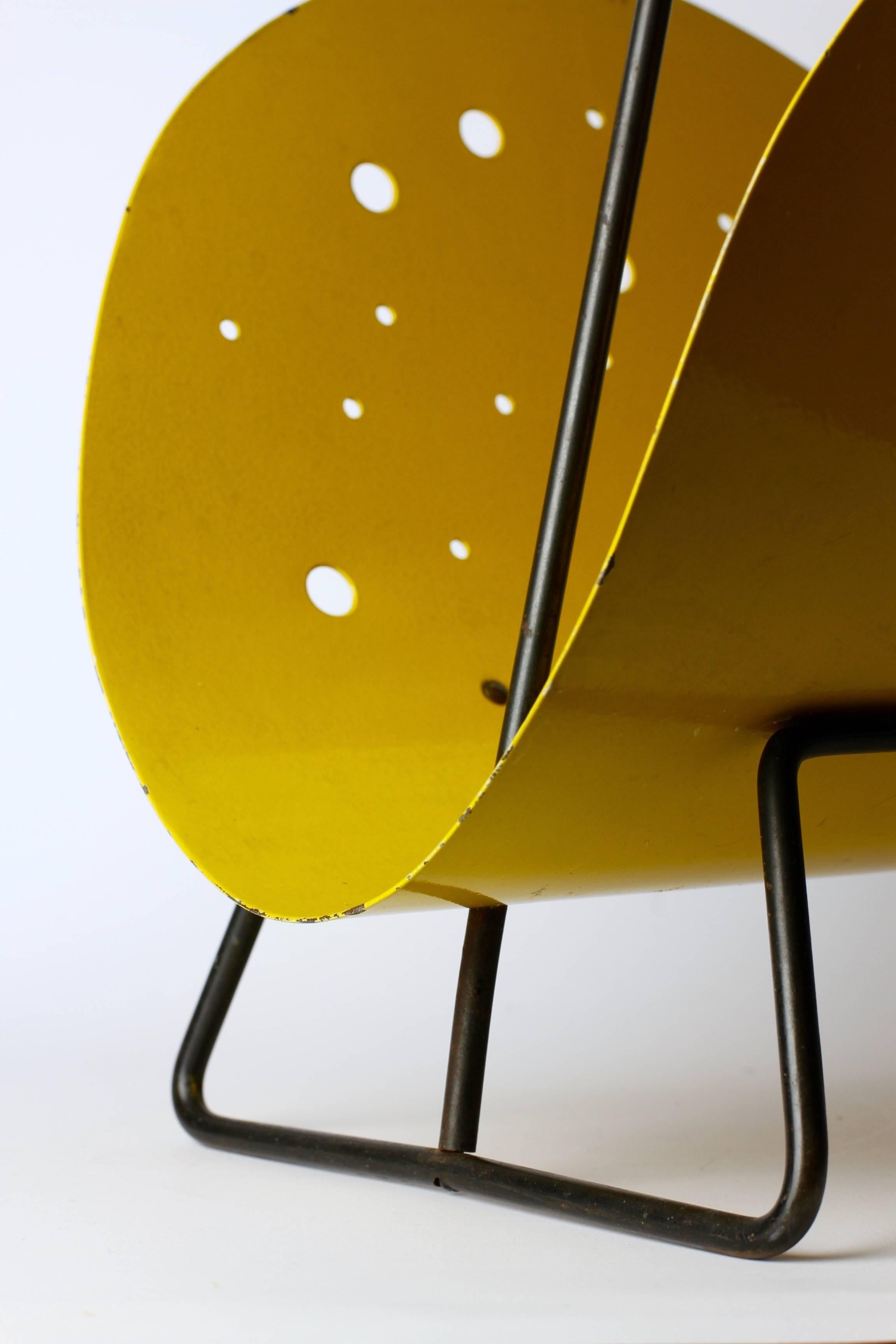 Zeitschriftenhalter/Ständer aus gelbem Metall mit Perforation im Stil von Matgot aus den 1950er Jahren im Angebot 3