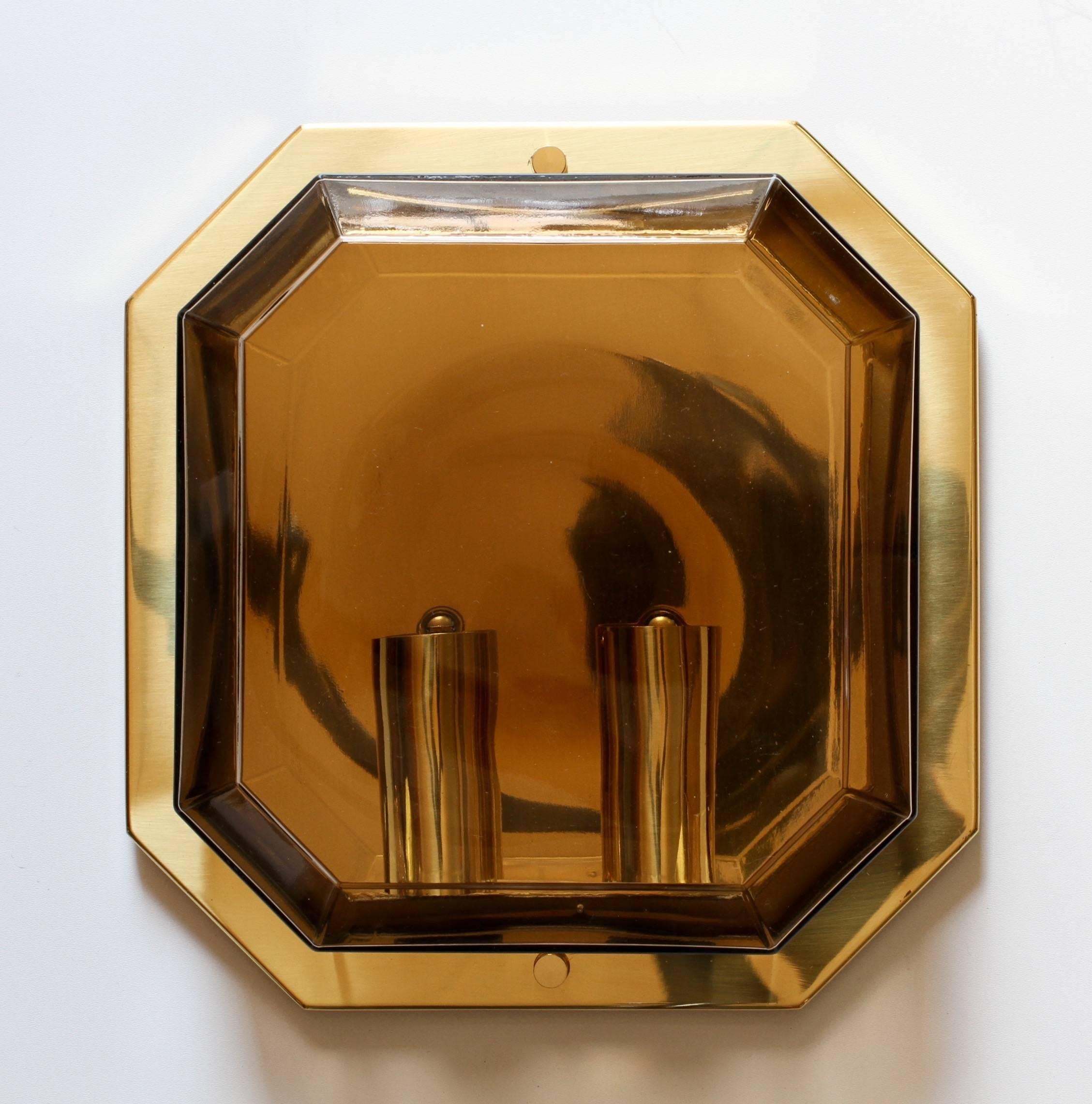 One of Six Geometric Smoked Topaz Glass & Brass Wall Lights by Limburg c. 1980 In Excellent Condition In Landau an der Isar, Bayern