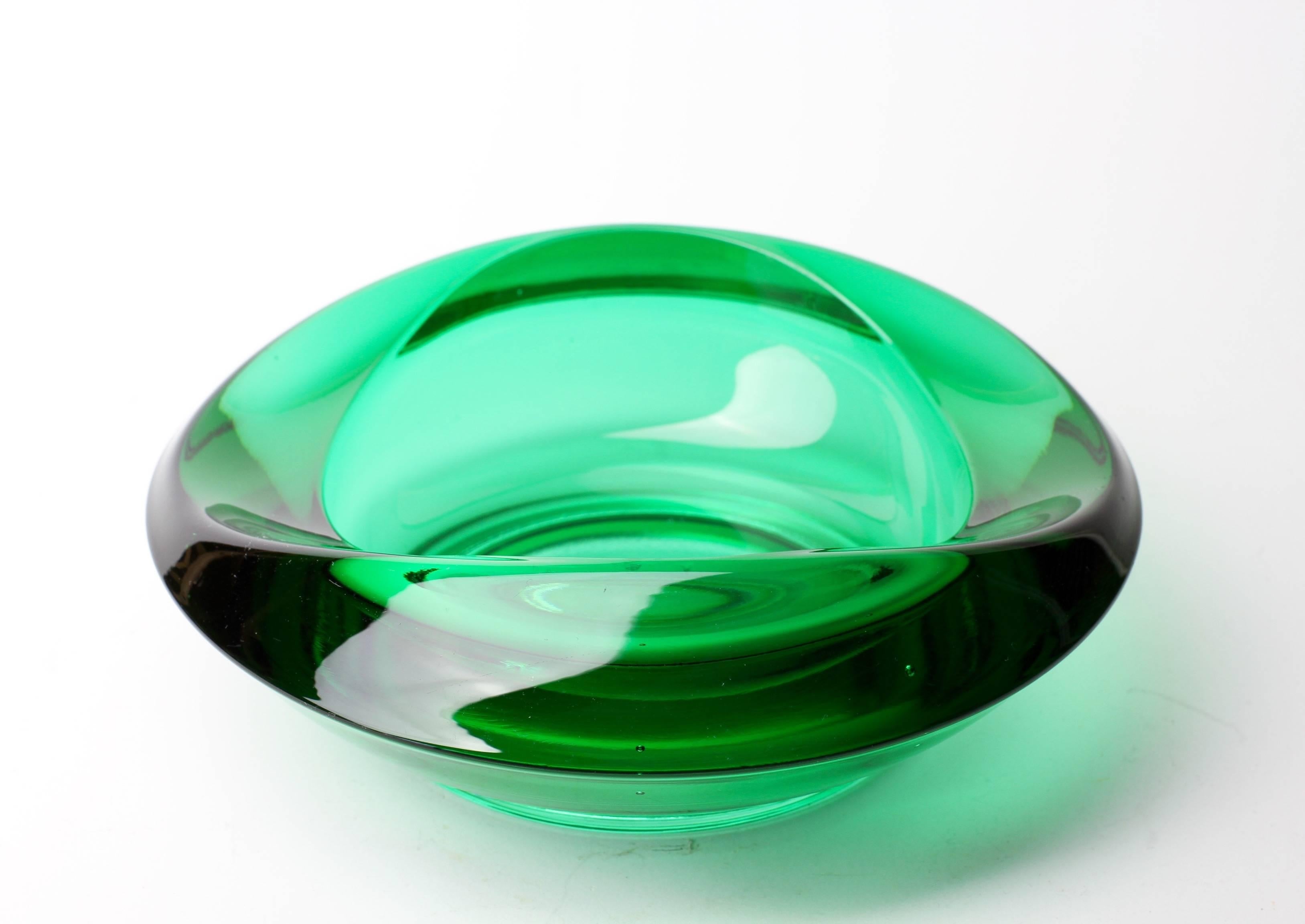 Sklo Union Czech Green Glass Bowl Designed by Rudolf Jurnikl for Rosice Glass In Excellent Condition In Landau an der Isar, Bayern