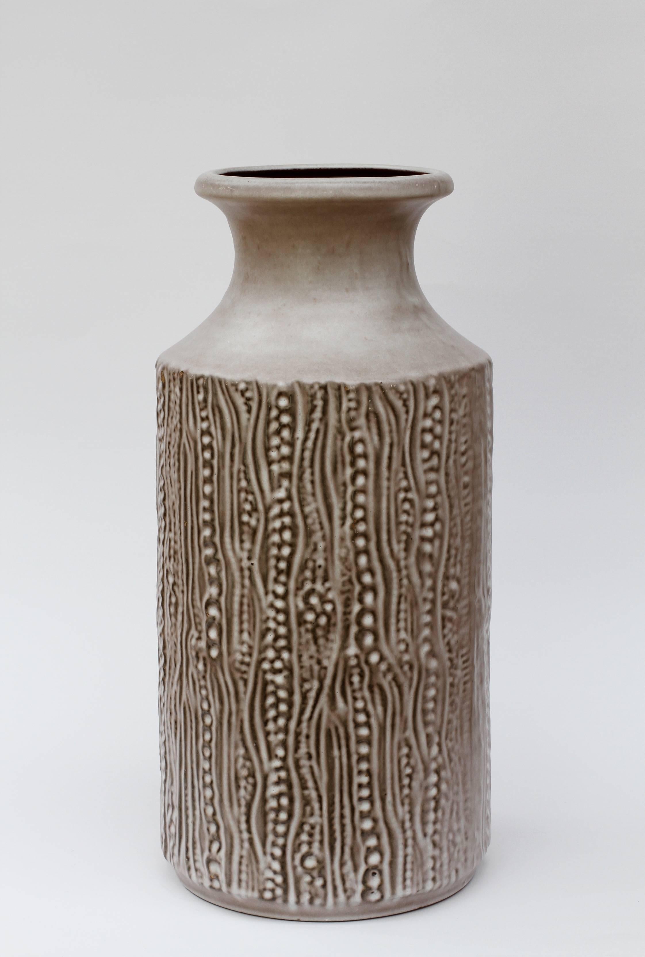 Cette belle paire de vases a été conçue par Dieter Peter pour Carstens Tonnieshof:: vers 1970-1979. 

Les Carstens sont considérés par beaucoup comme les meilleurs producteurs de poterie d'Allemagne de l'Ouest et Dieter Peters était le meilleur