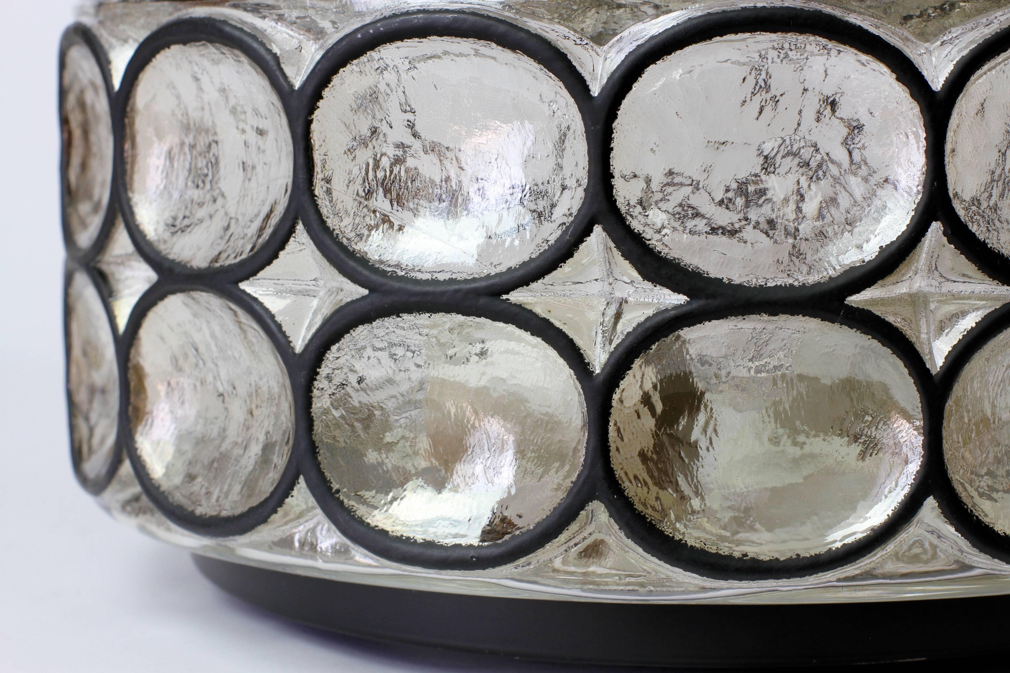 Limburgo Uno de un par de grandes anillos circulares de hierro y lámparas empotradas de cristal Años 60 Vidrio en venta