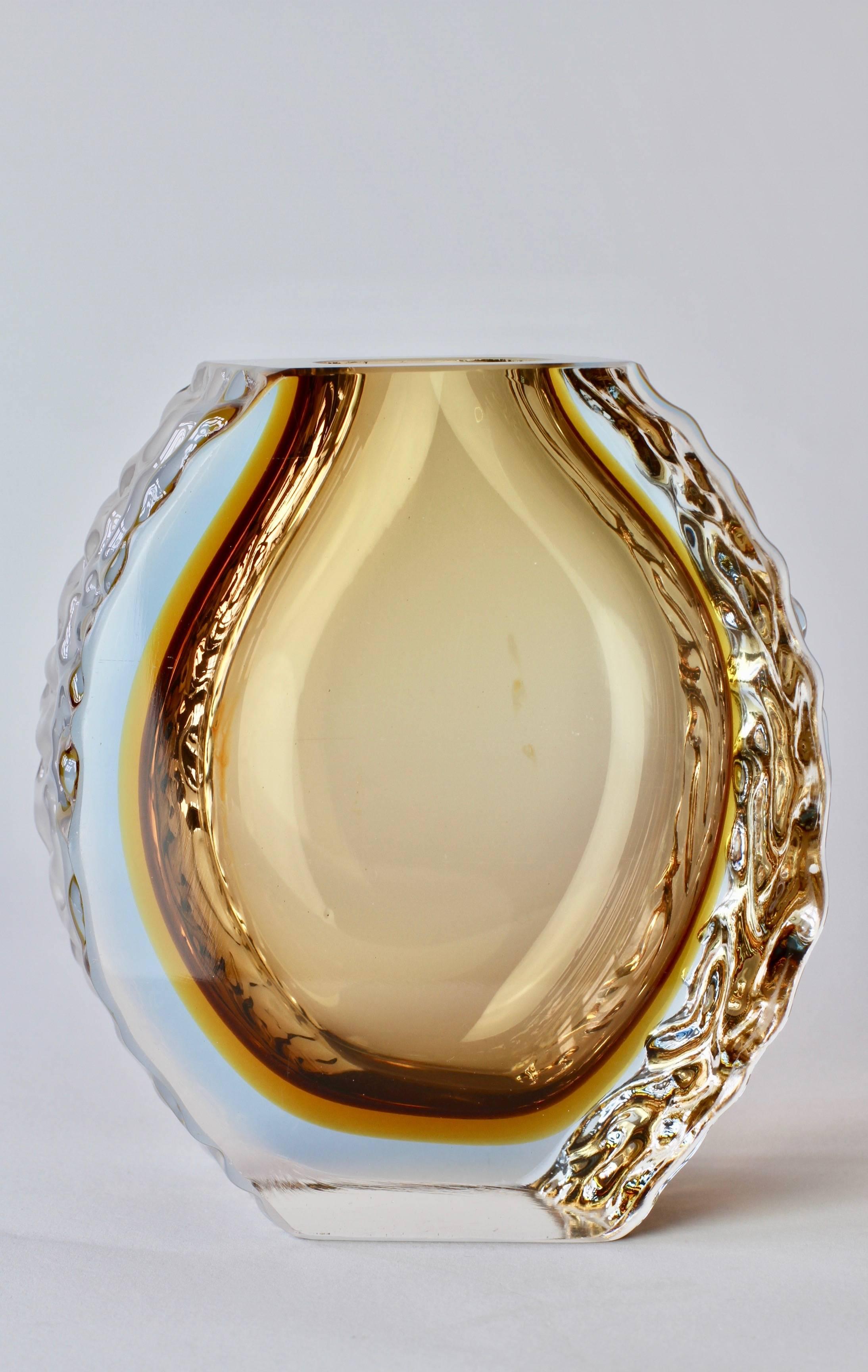 Large Italian Textured and Faceted Murano 'Sommerso' Glass Vase (Moderne der Mitte des Jahrhunderts)