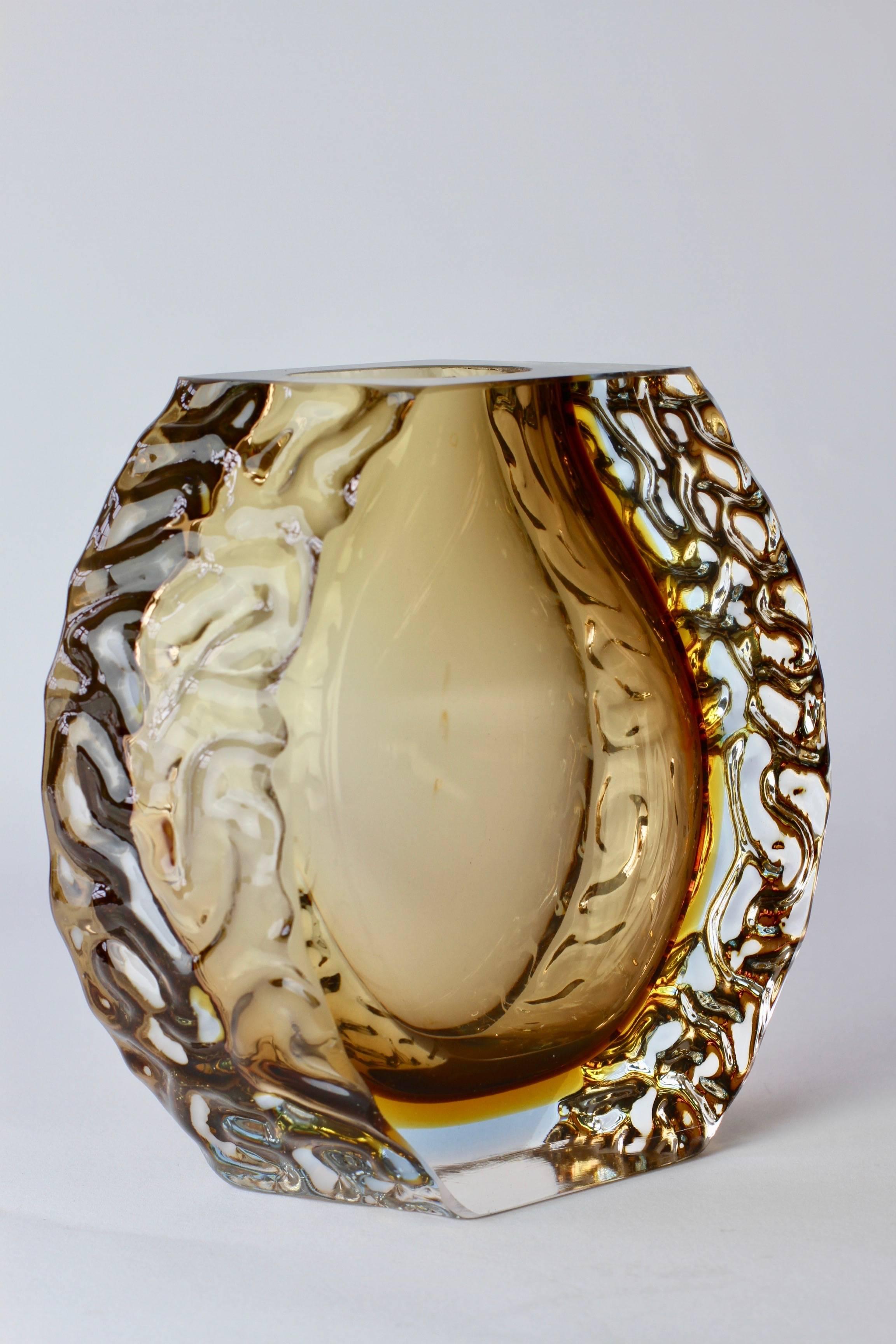 Large Italian Textured and Faceted Murano 'Sommerso' Glass Vase (Muranoglas)