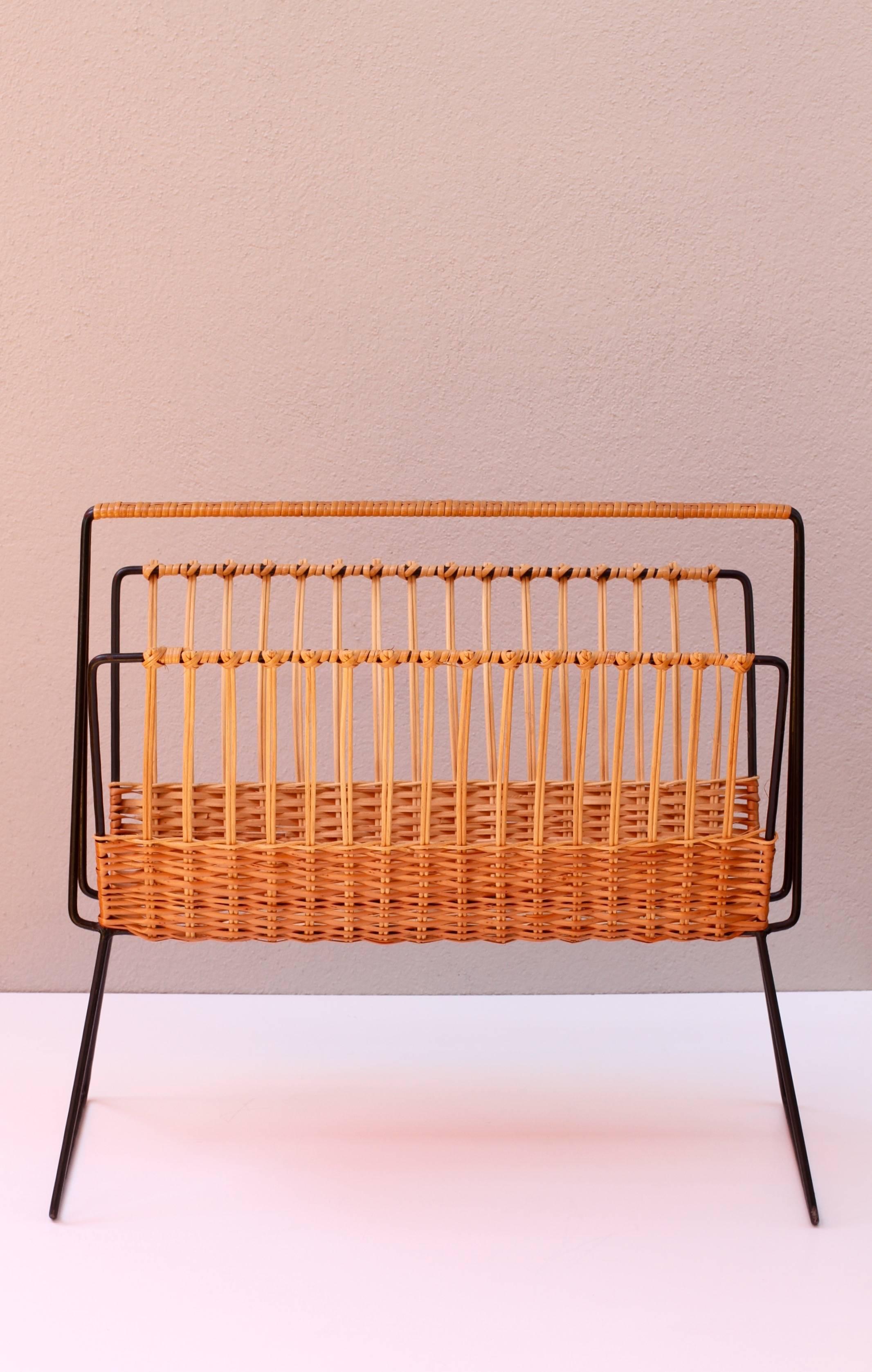 Dutch Mid-Century Modernist Wicker Magazine Rack Stand in the Style of Rohe Noordwolde