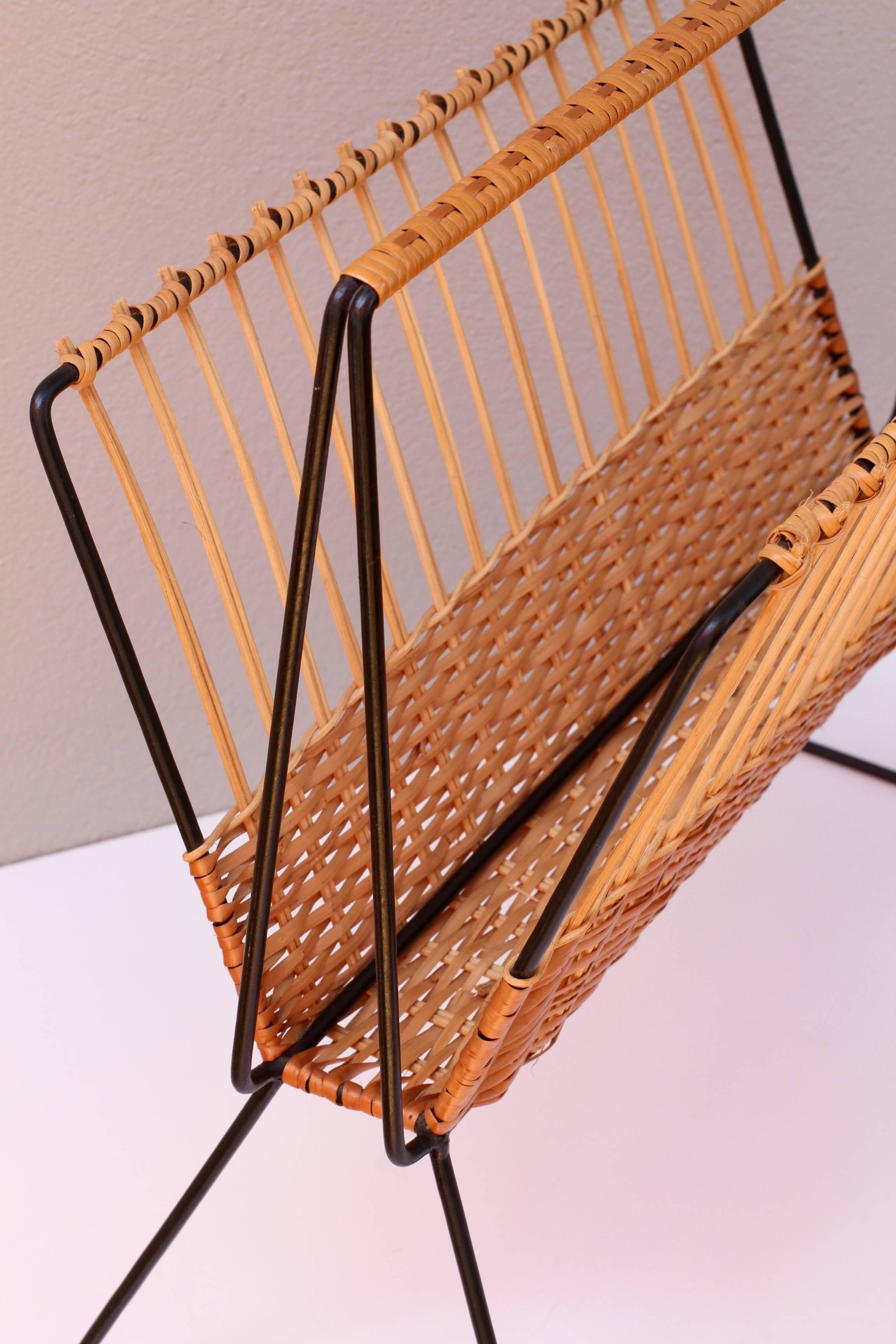 Mid-Century Modernist Wicker Magazine Rack Stand in the Style of Rohe Noordwolde (Rattan)