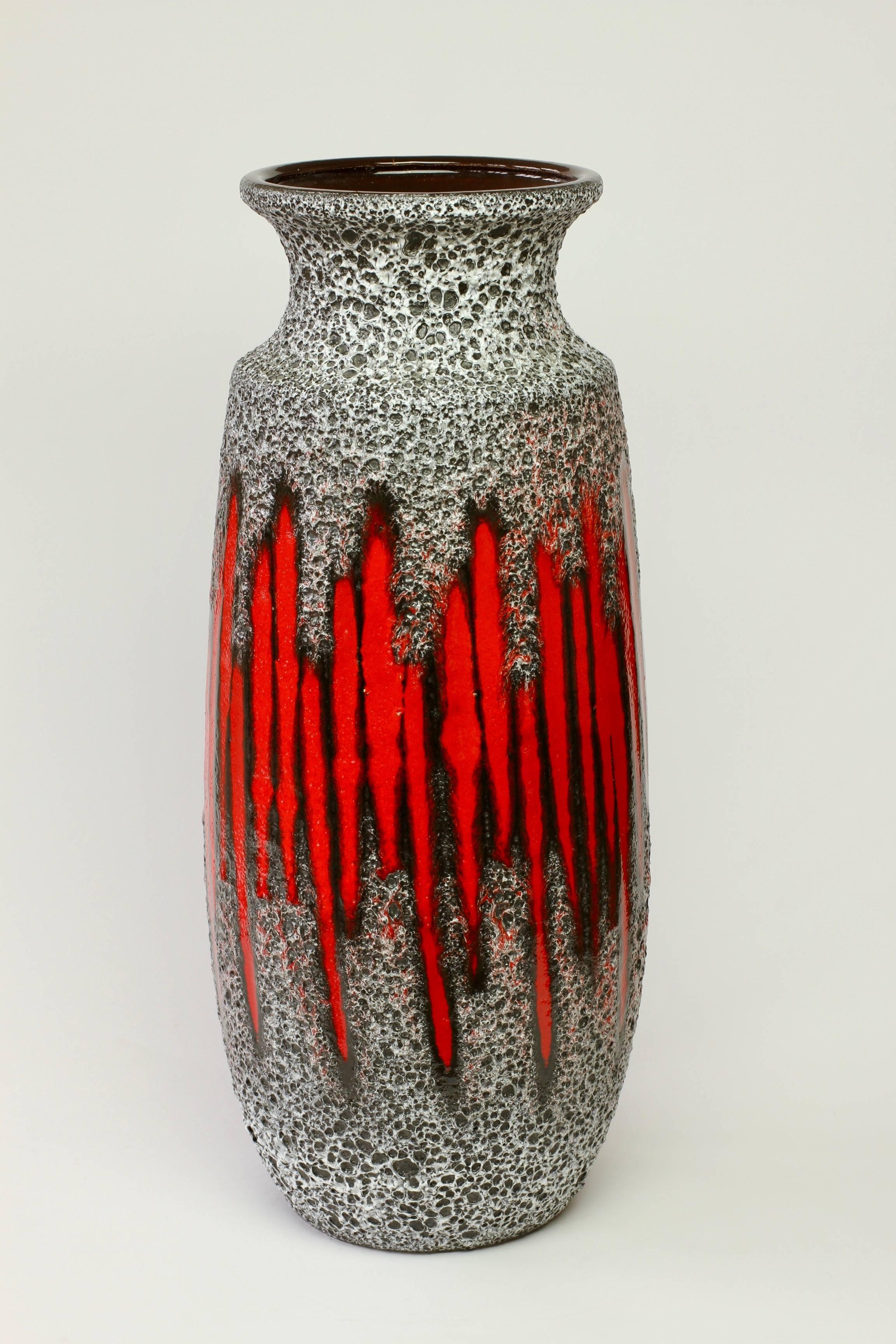 Hohe Mitte des Jahrhunderts Westdeutsche Keramik Rot gestreifte Vase Lava Glasur von Scheurich (Gebrannt)