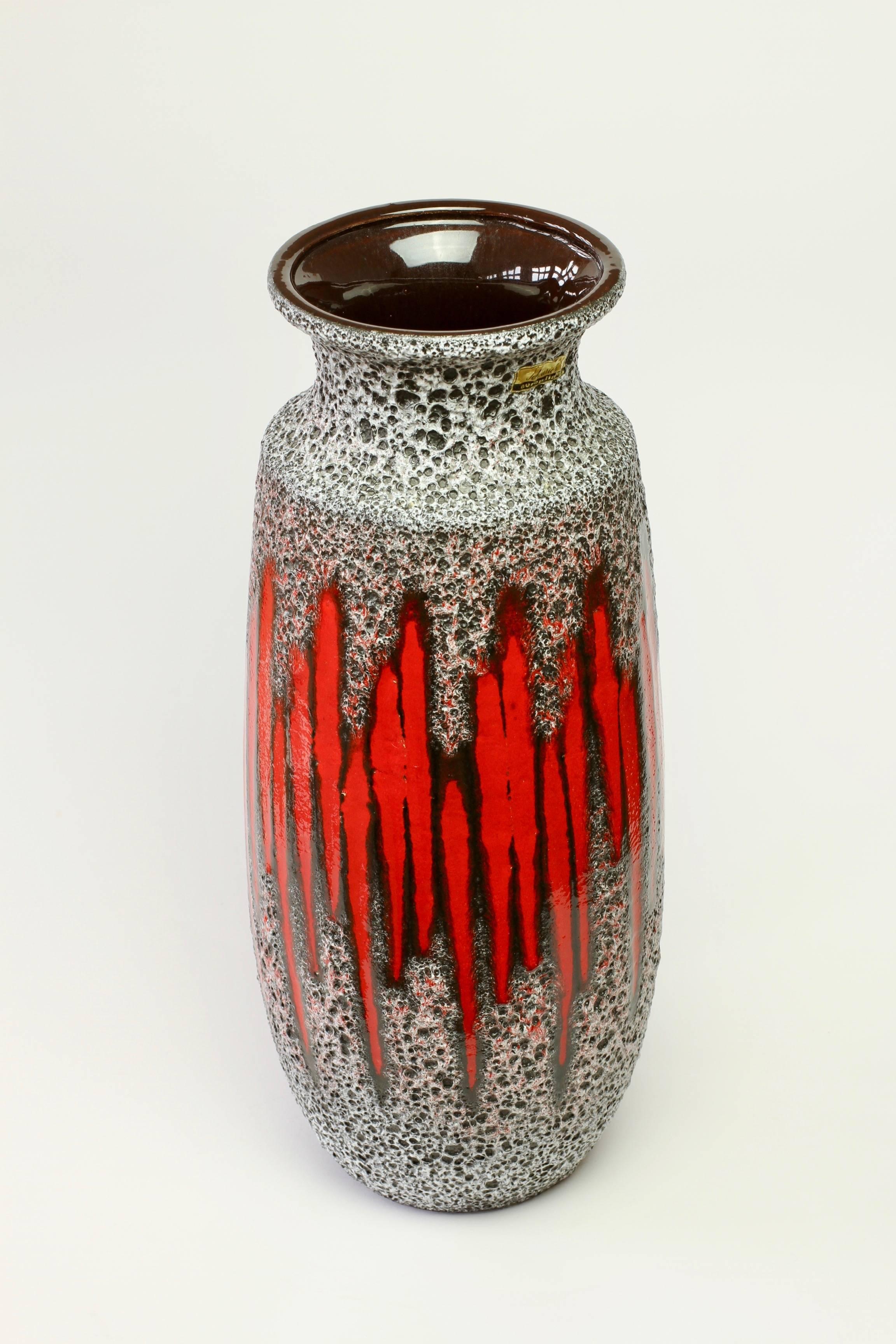 Hohe Mitte des Jahrhunderts Westdeutsche Keramik Rot gestreifte Vase Lava Glasur von Scheurich (Ton)