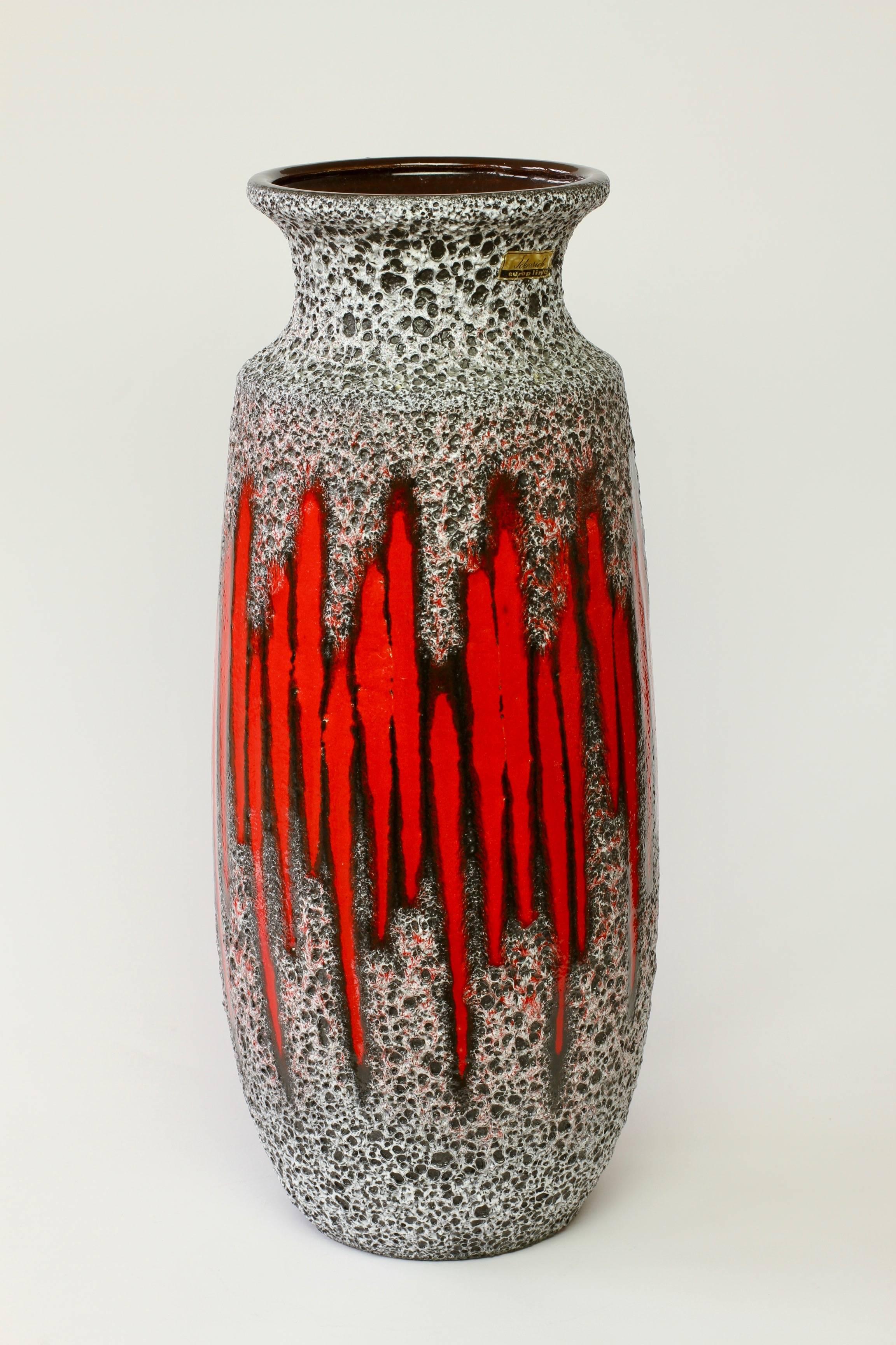 Hohe Mitte des Jahrhunderts Westdeutsche Keramik Rot gestreifte Vase Lava Glasur von Scheurich (20. Jahrhundert)
