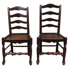 Près d'une paire de chaises anciennes à dossier échelonné de style gallois. C.1800