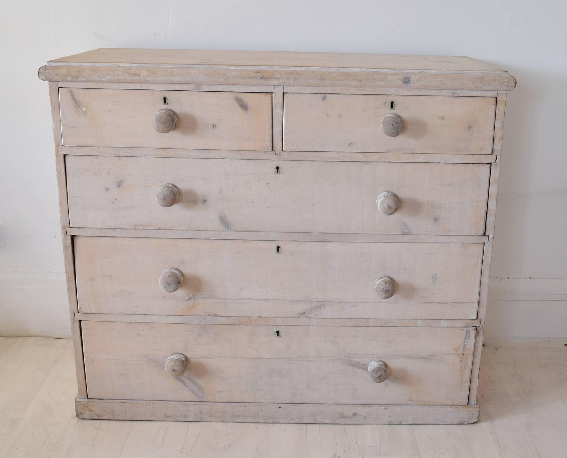 
Small pine chest that has been recently bleached and lime washed.

Although painted white there is a pale pink hue to it.

English, circa 1880.

Original turned knobs that have also been painted.

Perfect for a bedroom chest.