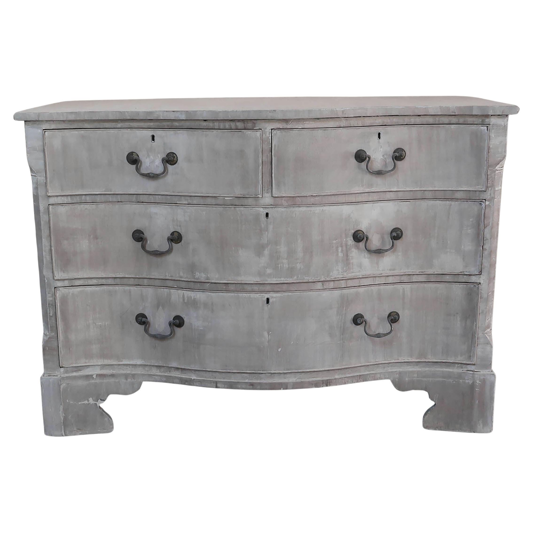 Ancienne commode à façade serpentine blanchie, anglaise vers 1780 en vente