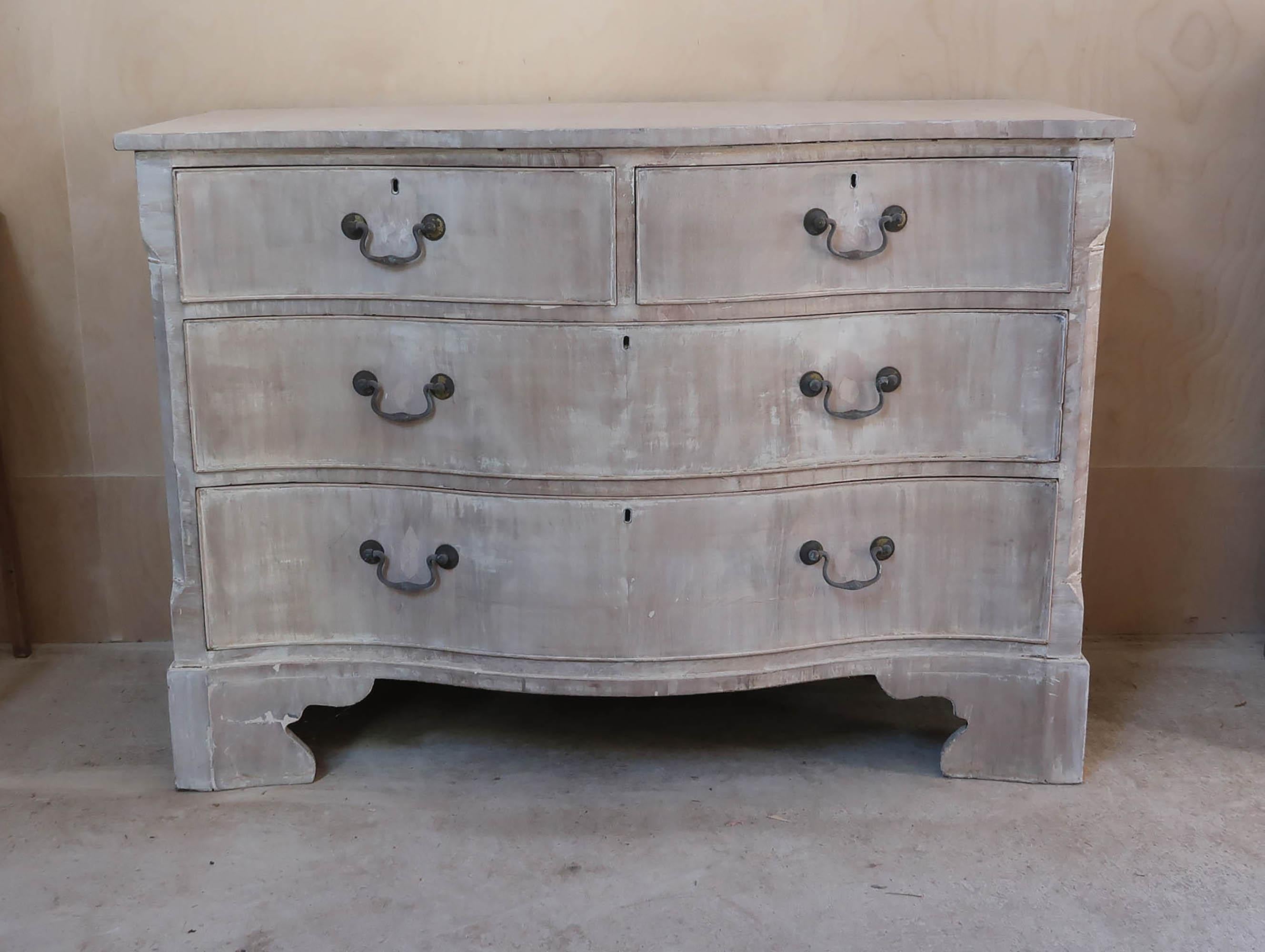 Merveilleuse commode ou commode à tiroirs.

Bois dur tropical blanchi et chaulé.

Façade en forme de serpentin

Façades de tiroirs plaquées. Quelques petites taches historiques sur les façades des tiroirs

Pieds de support d'origine

Doublure