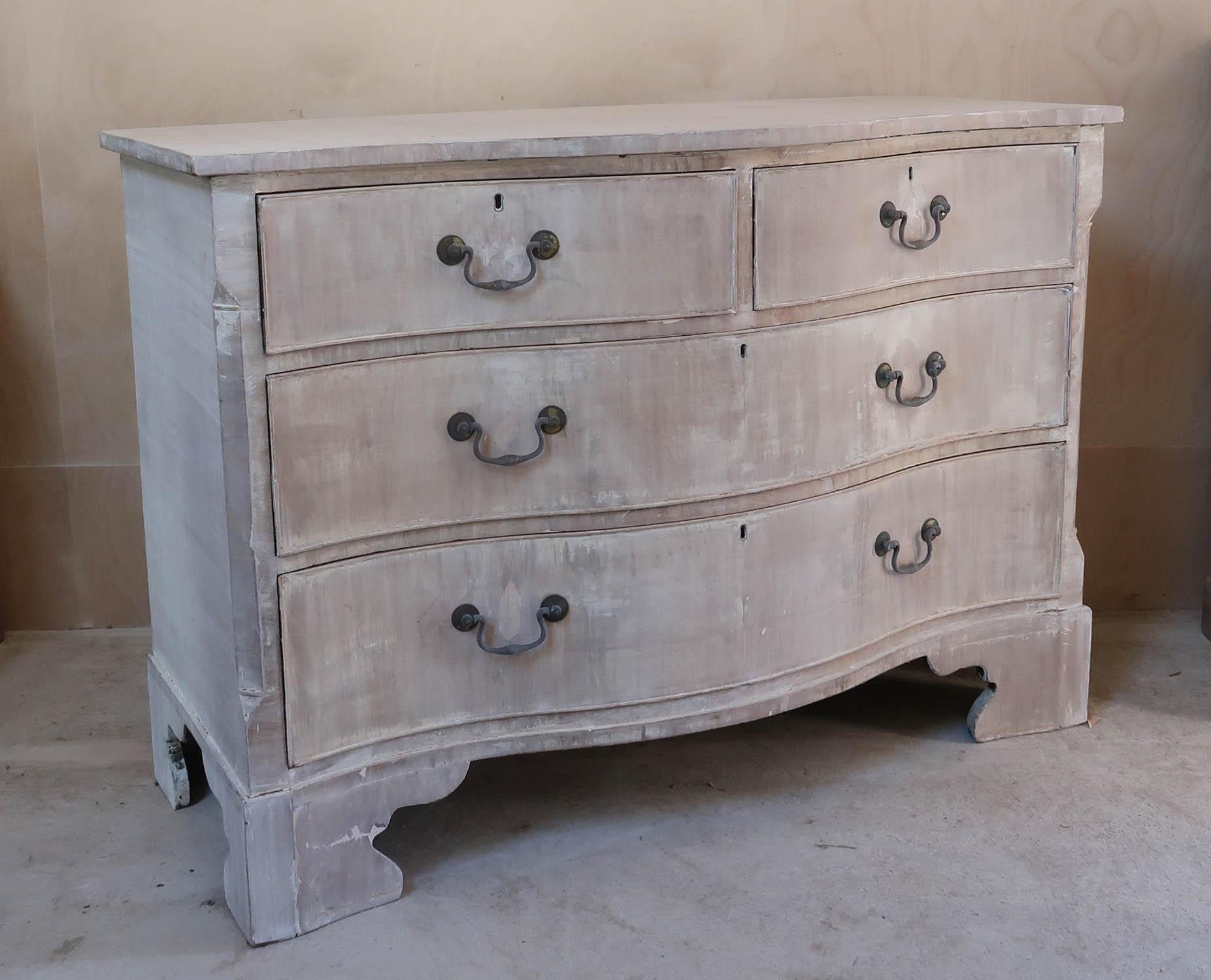 Baroque Ancienne commode à façade serpentine blanchie, anglaise vers 1780 en vente