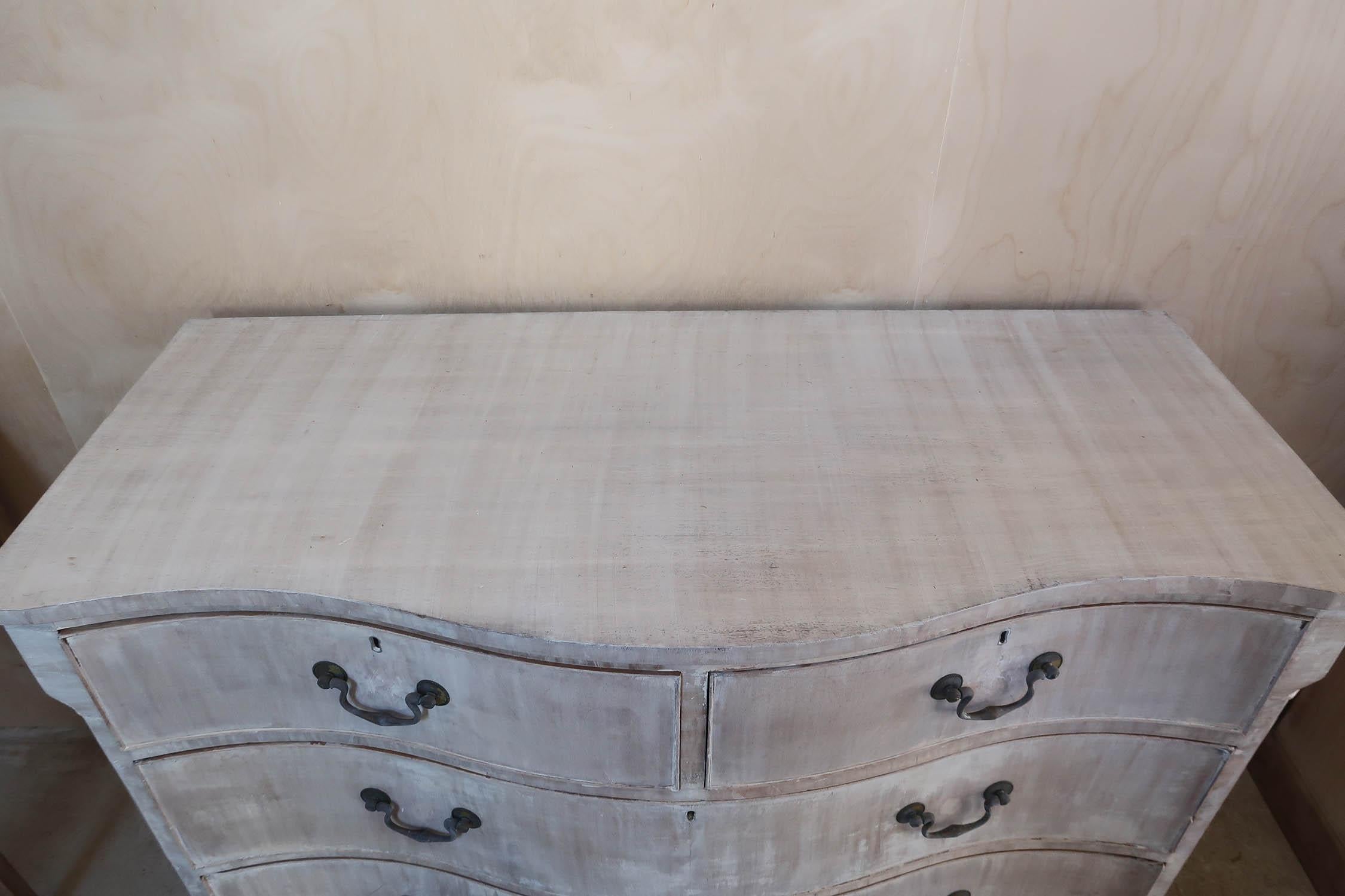 Anglais Ancienne commode à façade serpentine blanchie, anglaise vers 1780 en vente