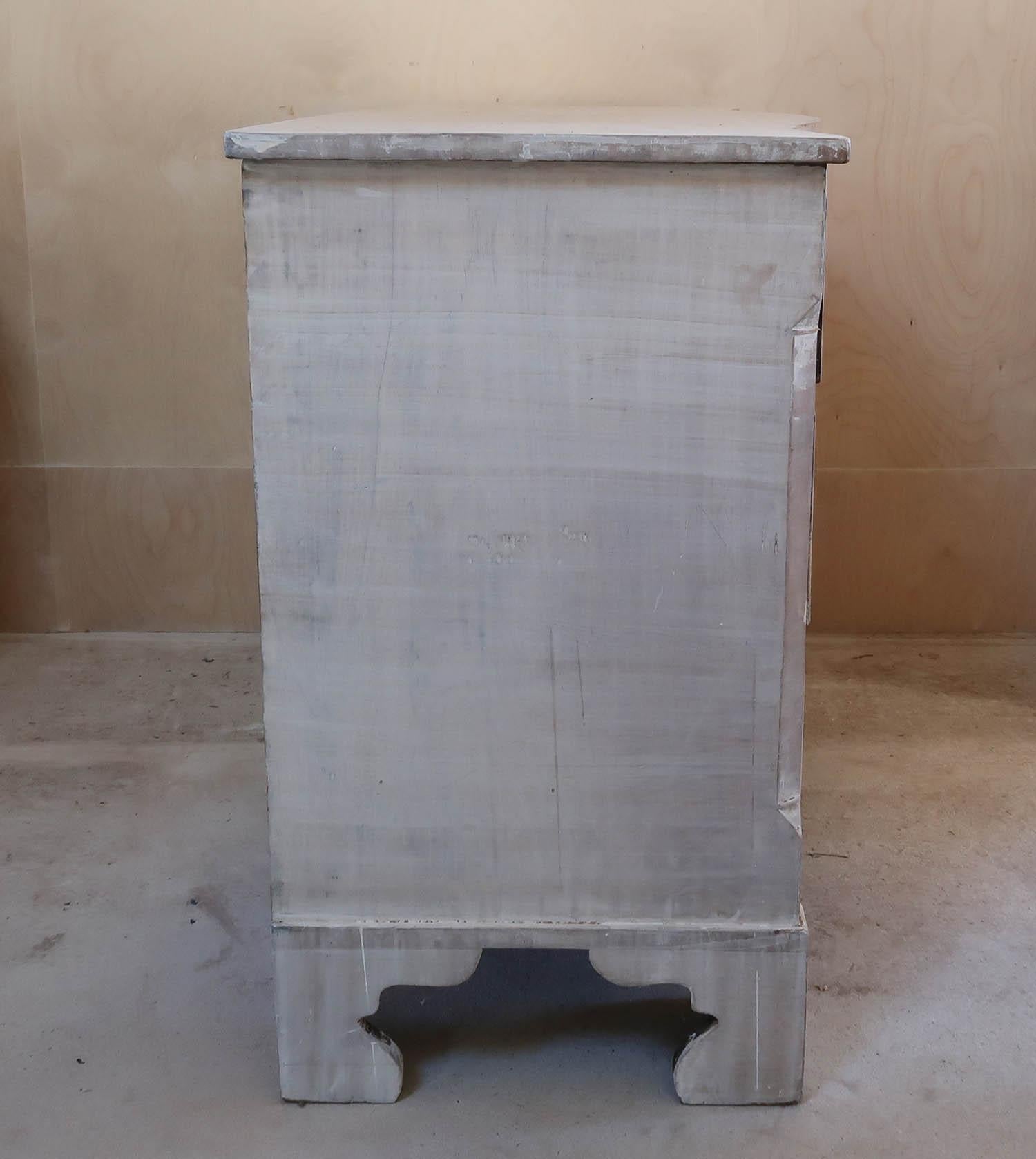Blanchi Ancienne commode à façade serpentine blanchie, anglaise vers 1780 en vente