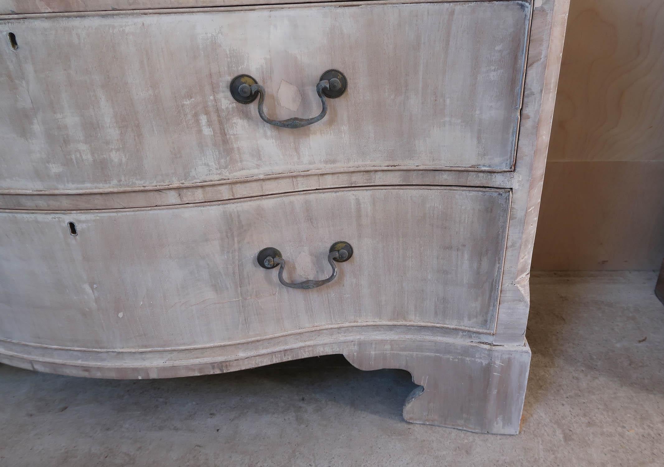 Fin du XVIIIe siècle Ancienne commode à façade serpentine blanchie, anglaise vers 1780 en vente