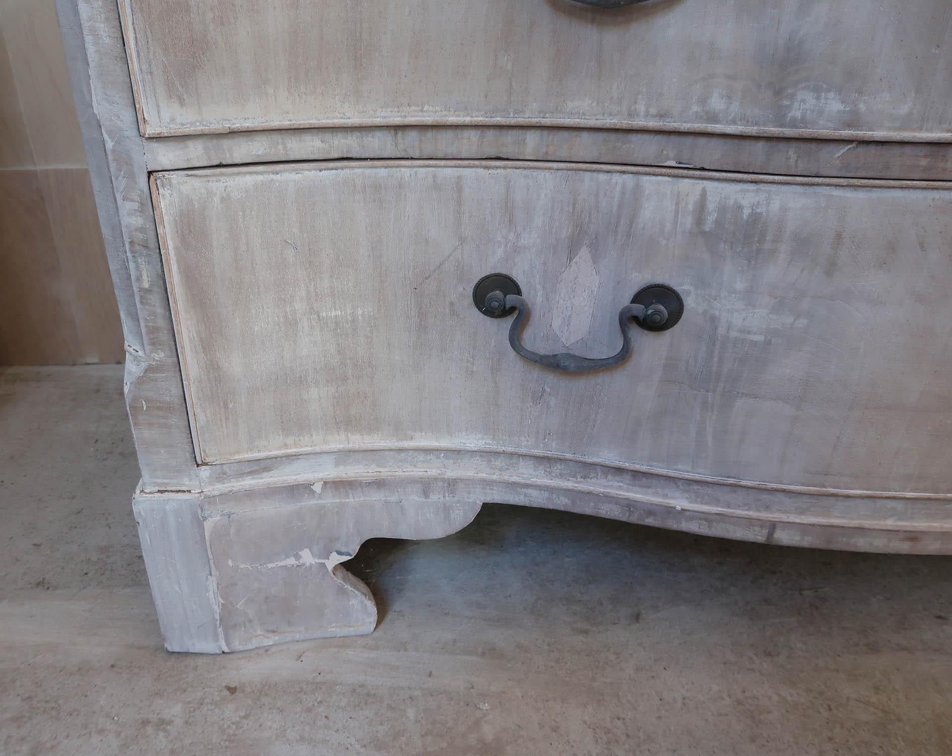Bois Ancienne commode à façade serpentine blanchie, anglaise vers 1780 en vente