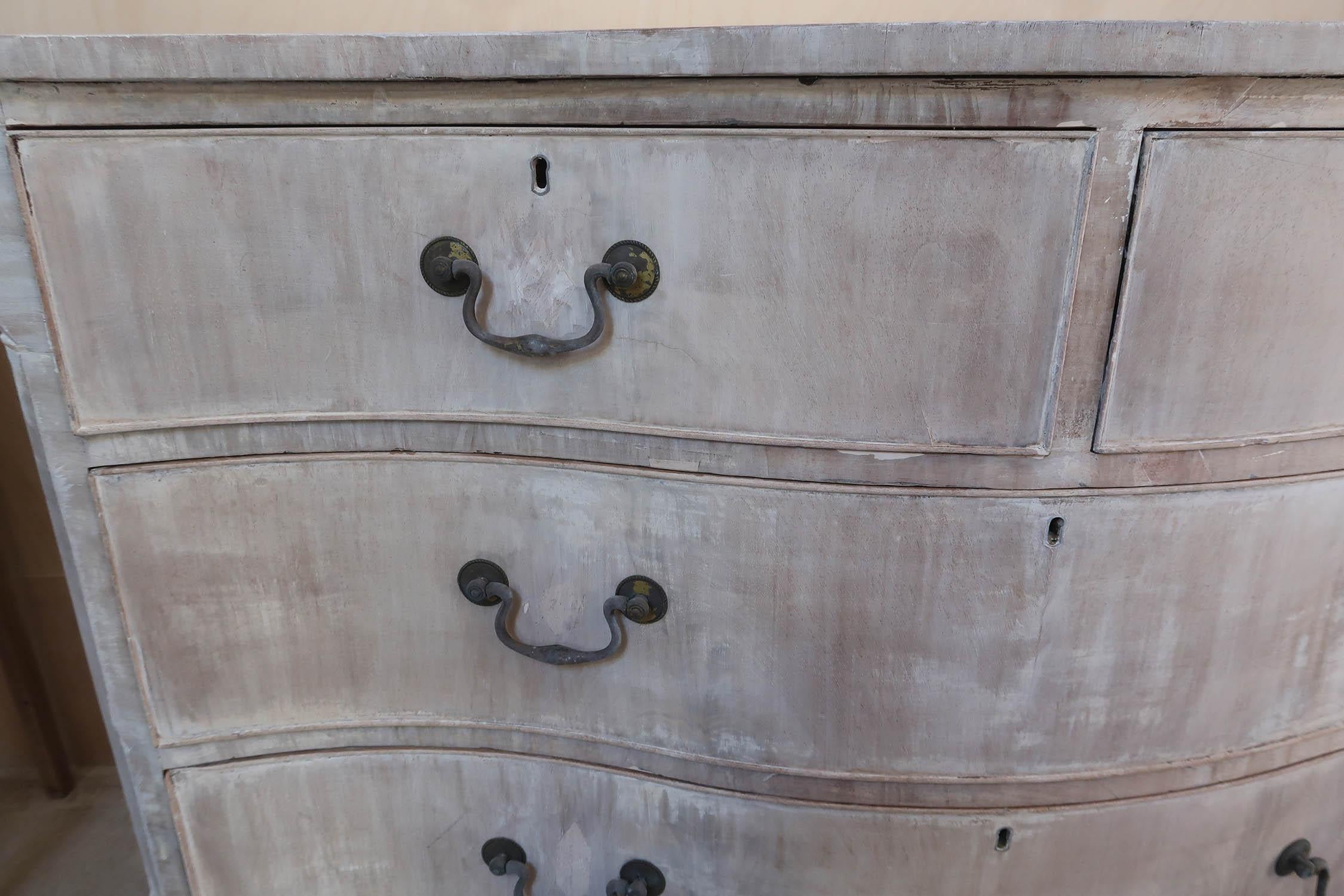 Ancienne commode à façade serpentine blanchie, anglaise vers 1780 en vente 1