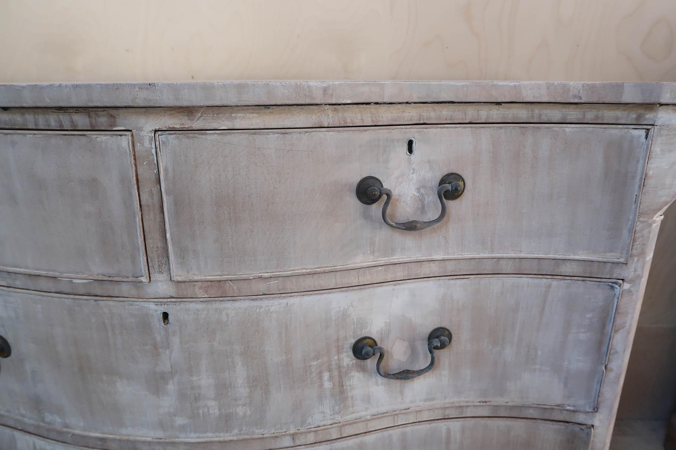 Ancienne commode à façade serpentine blanchie, anglaise vers 1780 en vente 2