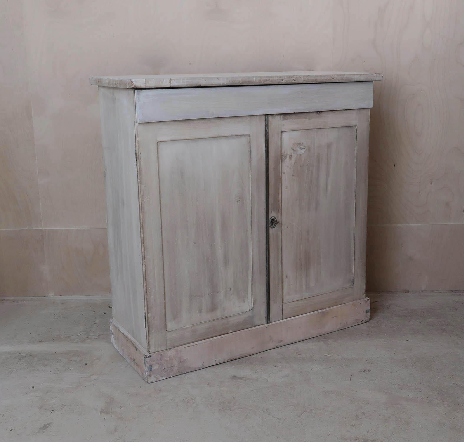 Legno Piccolo mobile laterale antico sbiancato con cassetti in pino. Inglese C.1830 in vendita