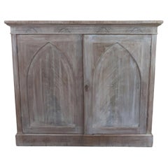 Antiker Beistellschrank aus gebleichter Bronze mit gotischen Bogentürenplatten. C.1820
