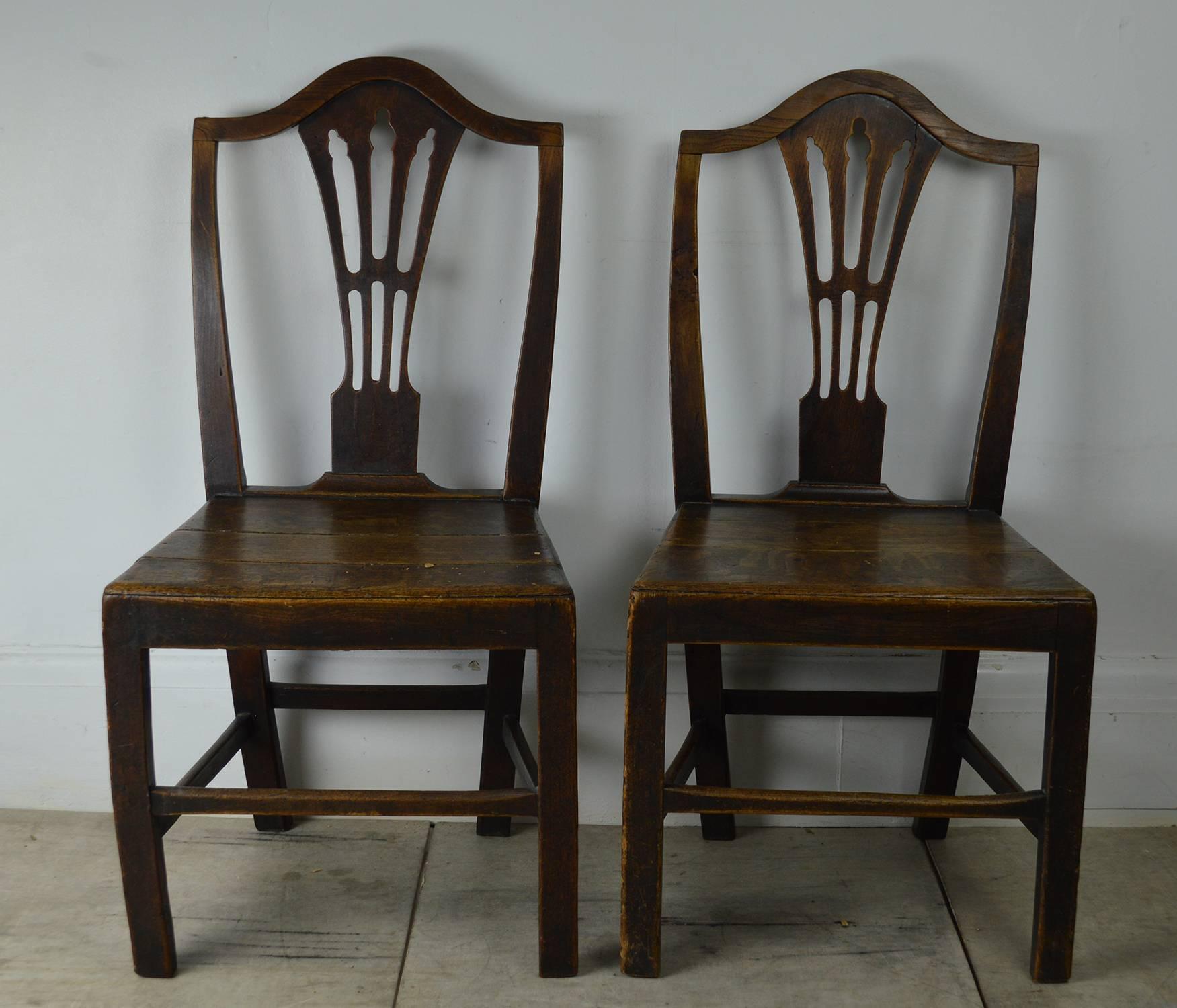 Pair of country Hepplewhite dining chairs.

A wonderful naive charm about these chairs.

Totally original, great color and patina.

Although they are English chairs there is an element of the Gustavian about them.

Sound