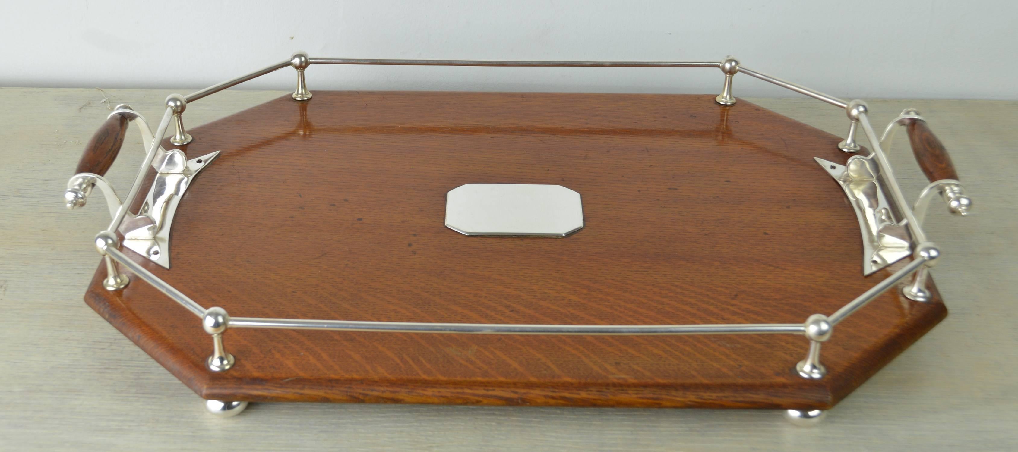 Very smart and very English Edwardian gallery tray.

Wonderful color of oak with the original polish.

The nickel hardware has been re-plated.
       