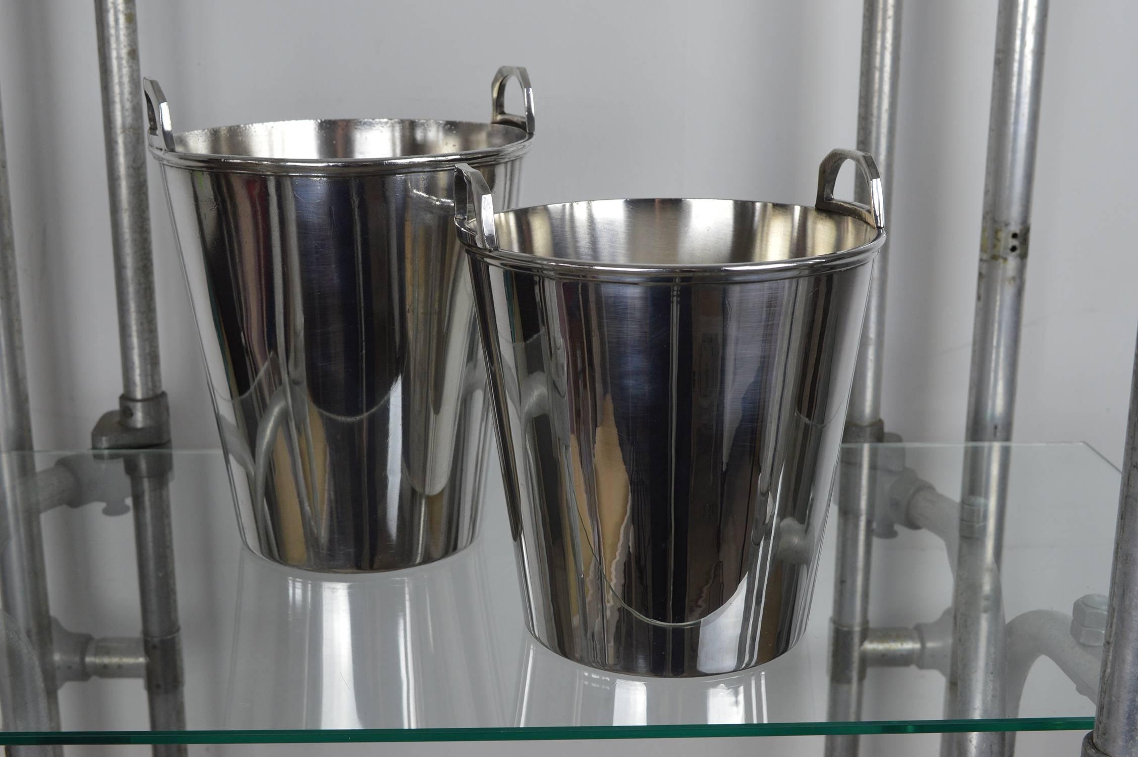 Two very smart silver plated ice or champagne buckets.

Understated elegance.

Super quality.

Both a small inscription on the side-Doyle Hotels.

One is Irish, the other English.

The measurements given below are for the slightly larger