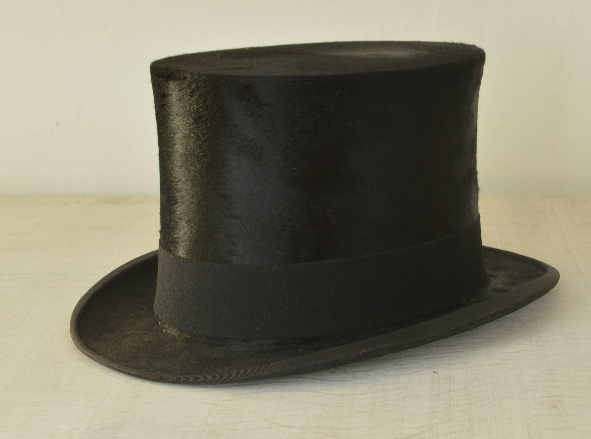 A very fine plush silk top hat made by Alfred Pellett of Manchester in excellent wearable condition.

The interior is made of cream satin and fine cream leather with a printed armorial makers mark at the top.

Their is no evidence of the size on