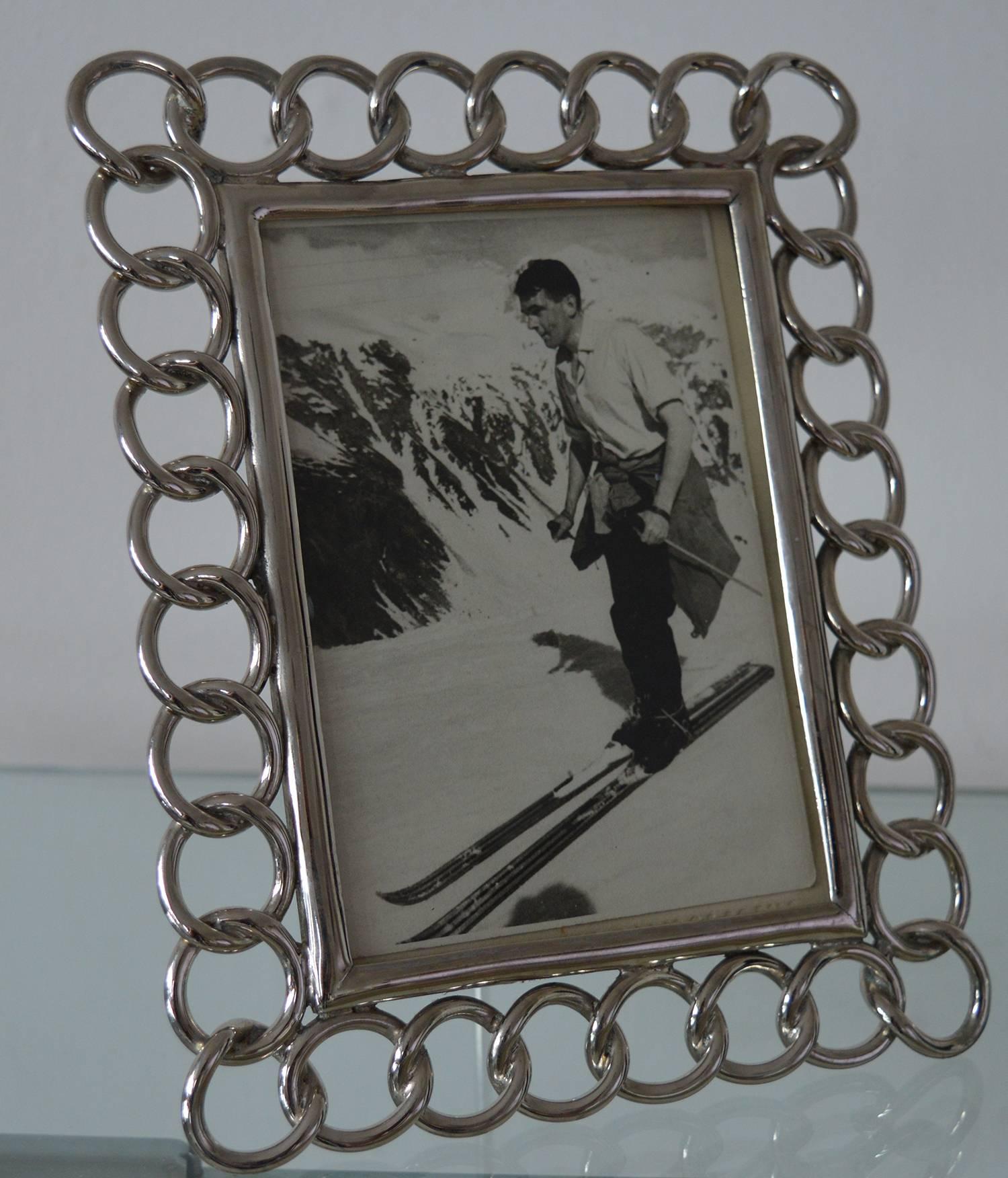 
Very stylish nickel-plated brass ring photograph frame.

Recently re-plated.

Makes a great desk accessory.

Takes a photograph of 6 x 4 inches.
 