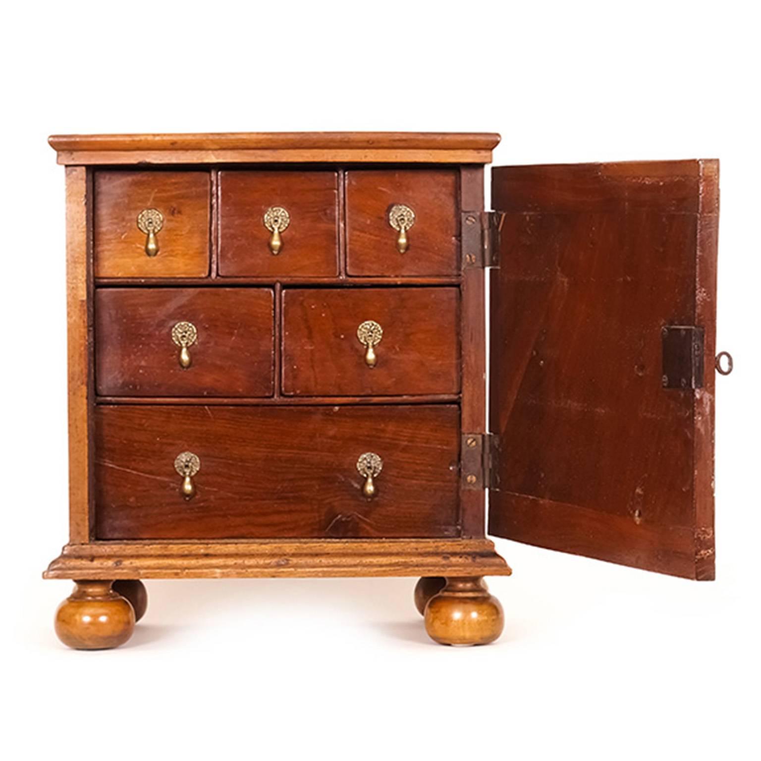 Queen Anne Walnut Veneered Table Cabinet In Excellent Condition For Sale In Melbourne, Victoria