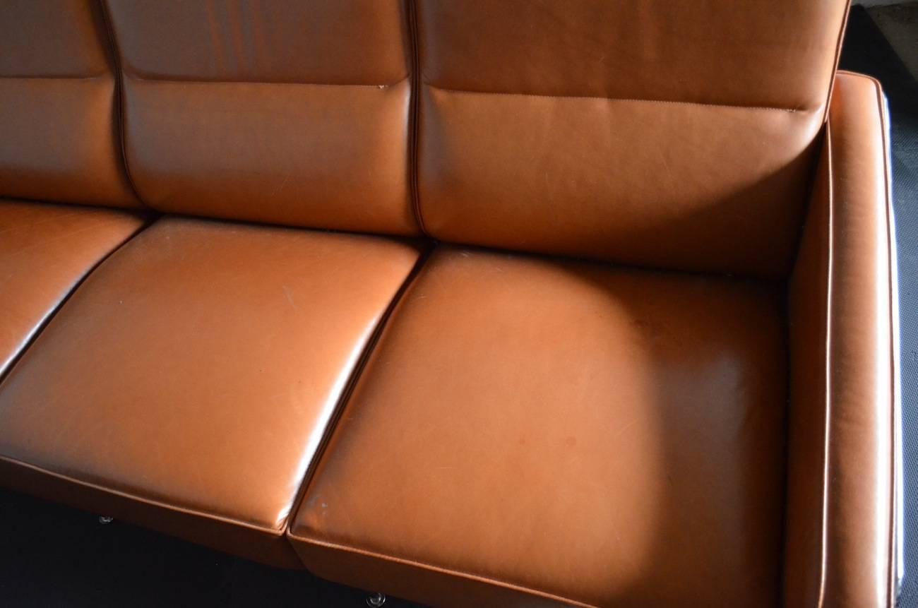Rare Leather Arne Jacobsen Series 3300 Four-Seat Sofa In Excellent Condition For Sale In London, Greater London