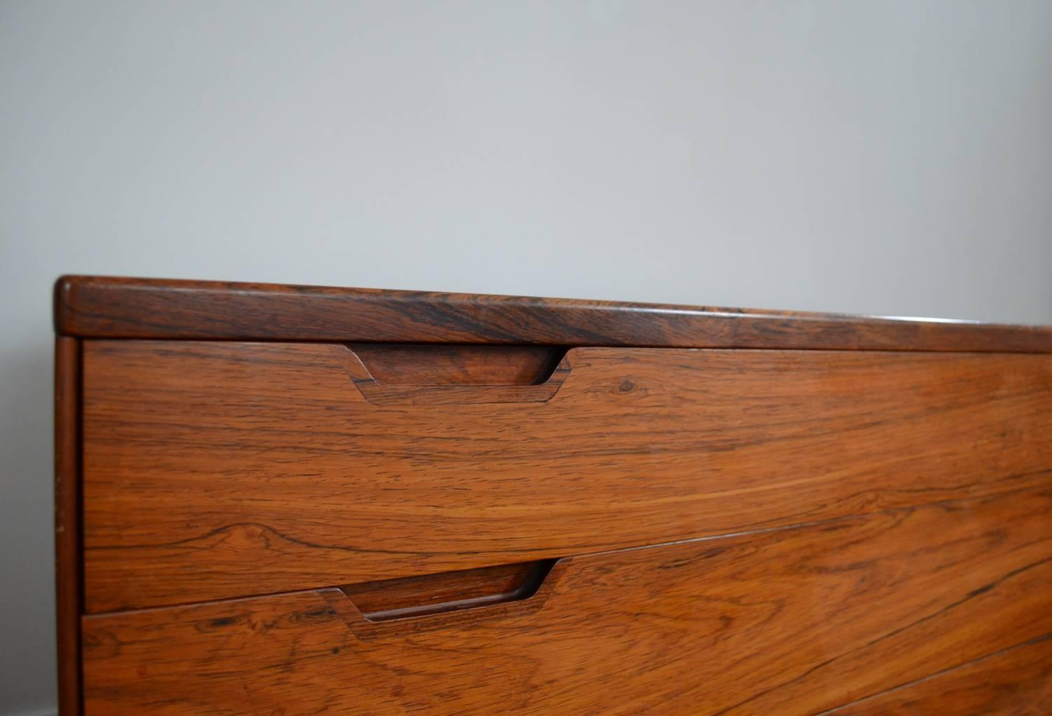 A beautifully crafted rosewood Danish chest of drawers designed by Svend Langkilde in the 1960s.

Distributer plate stamped, Illums Bolighus.

Dimensions: 100 W x 47 D x 66 H cm.