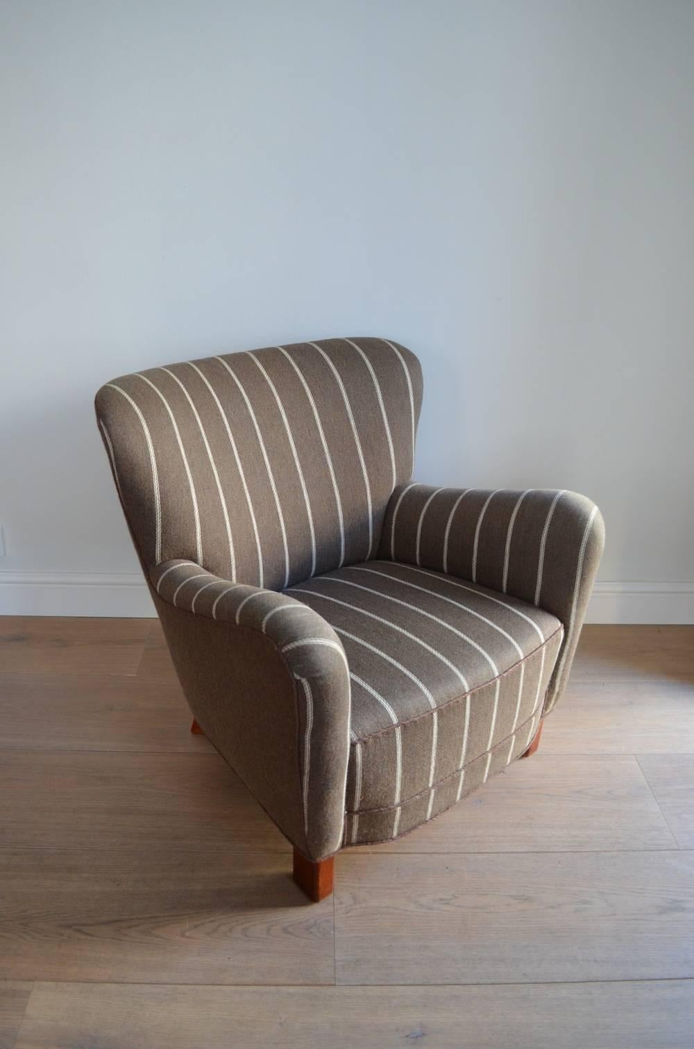 A 1940s wingback armchair attributed to Fritz Hansen with striped wool fabric and teak legs.

In good original condition.

Dimensions: 75w x 80d x 78h cm.