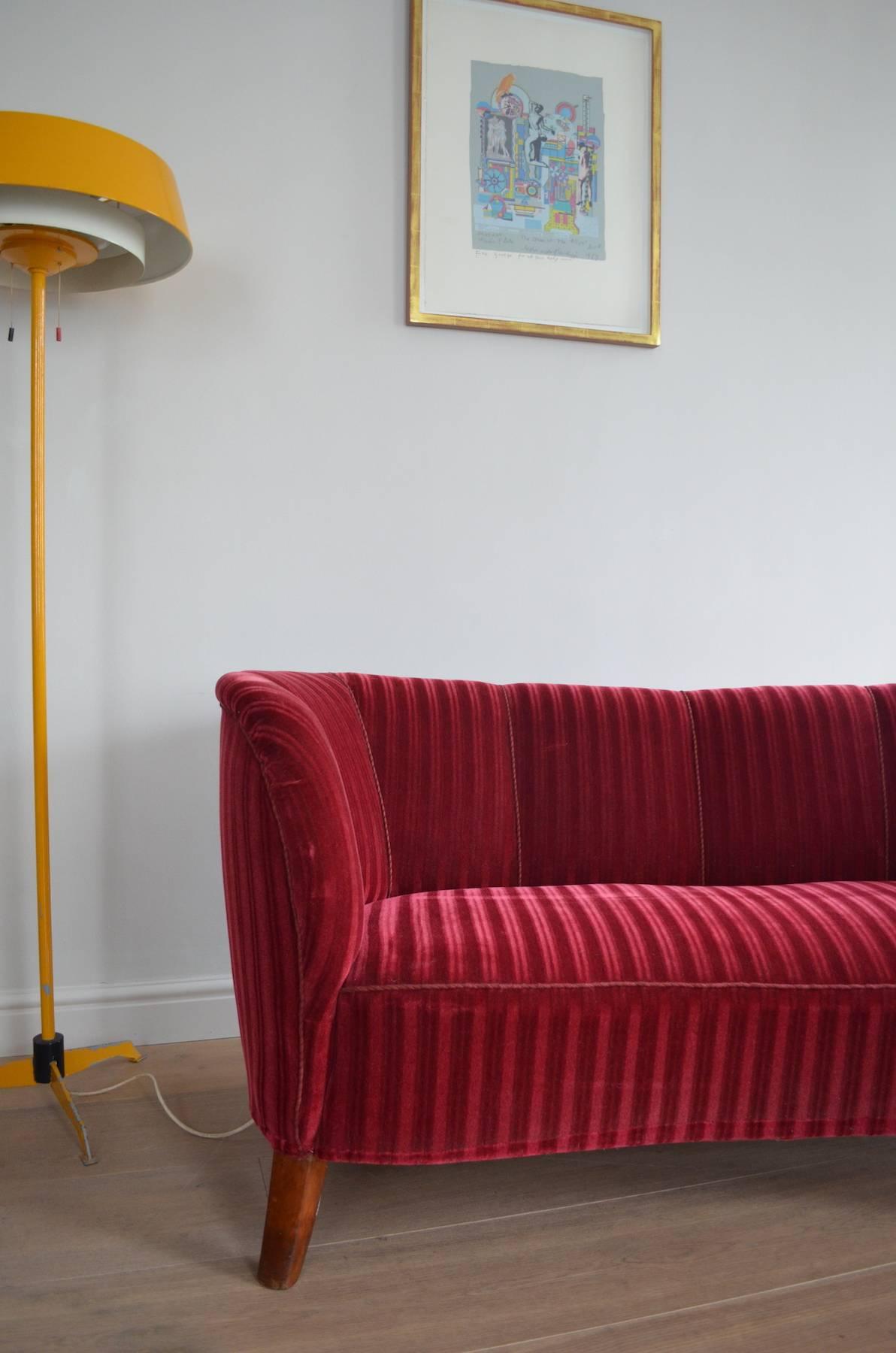 Danish 1930s-Early 1940s Art Deco Banana Form Red Velvet Sofa In Good Condition In London, Greater London