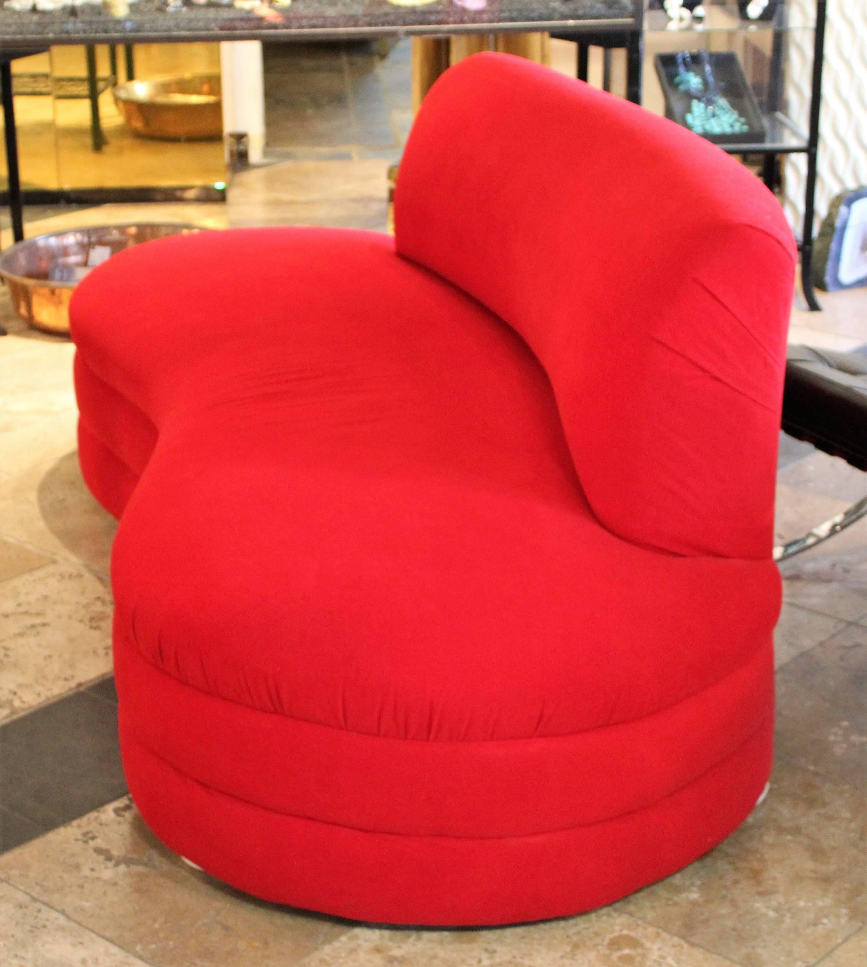 Fabulous Vladimir Kagan style iconic biomorphic shaped sofa, with original poly-cotton blue-red fabric. It is a great modern sofa in excellent vintage condition. Back is 56