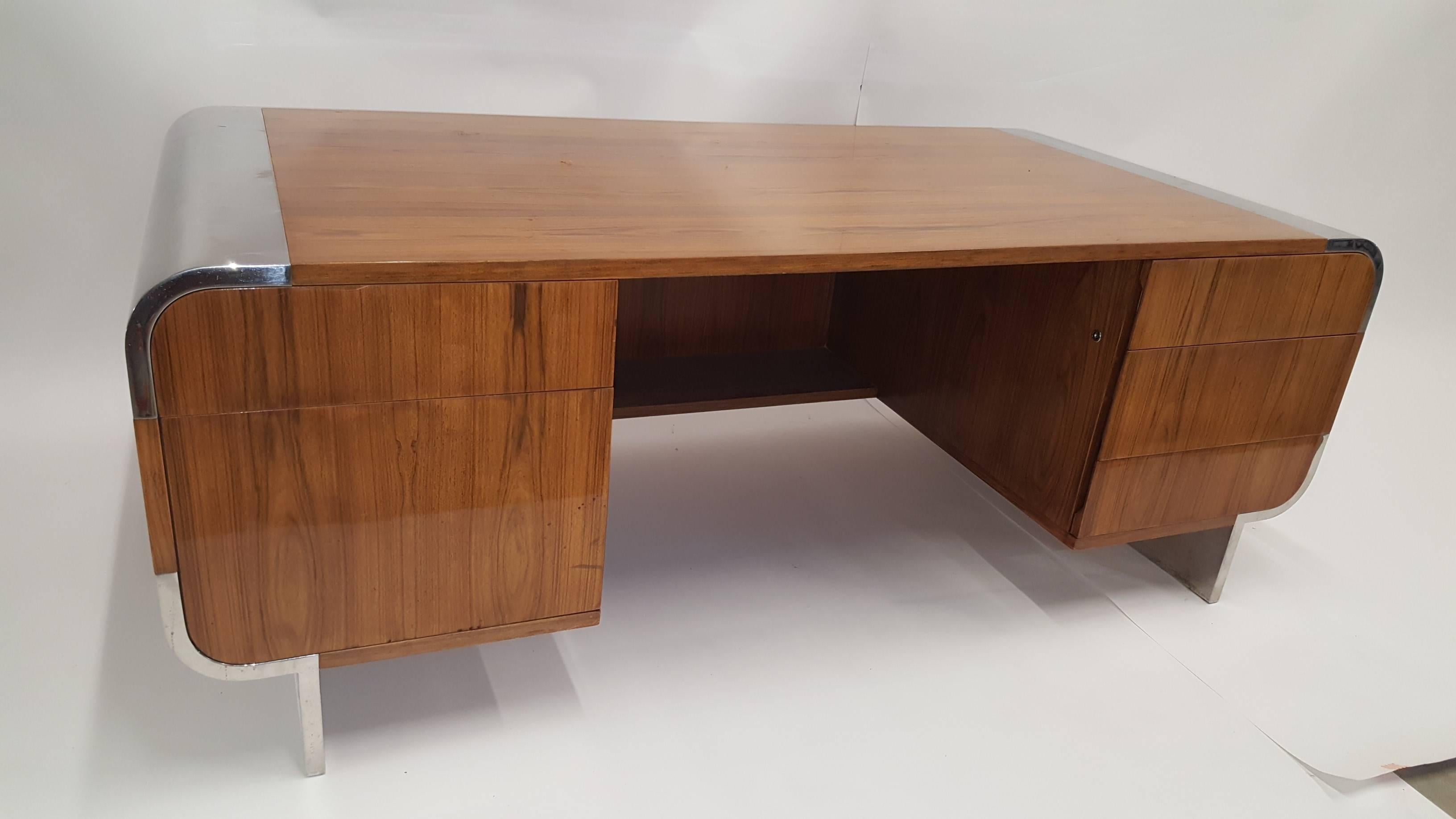 Incredible 1970s executive Pace desk designed by Leon Rosen, beautiful walnut wood,, with chrome waterfall edges. Rare modern partners desk, designed for individuals to work on both sides of desk, with slide out shelves on opposite side of draws.