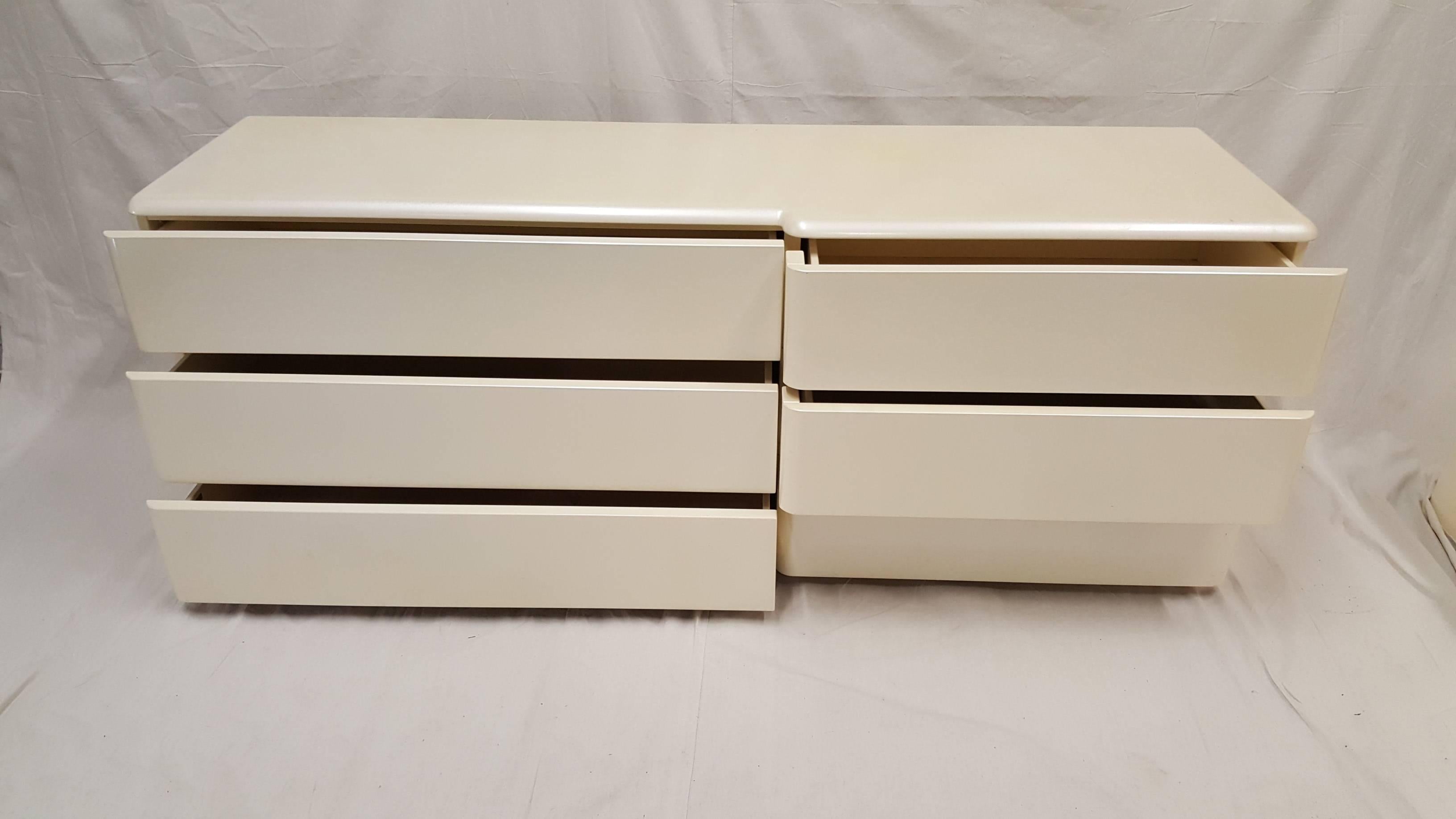 1970s vintage pearl white lacquer dresser with six drawers designed by Mason Rougier. Platform bed available to match the six pullout drawers.