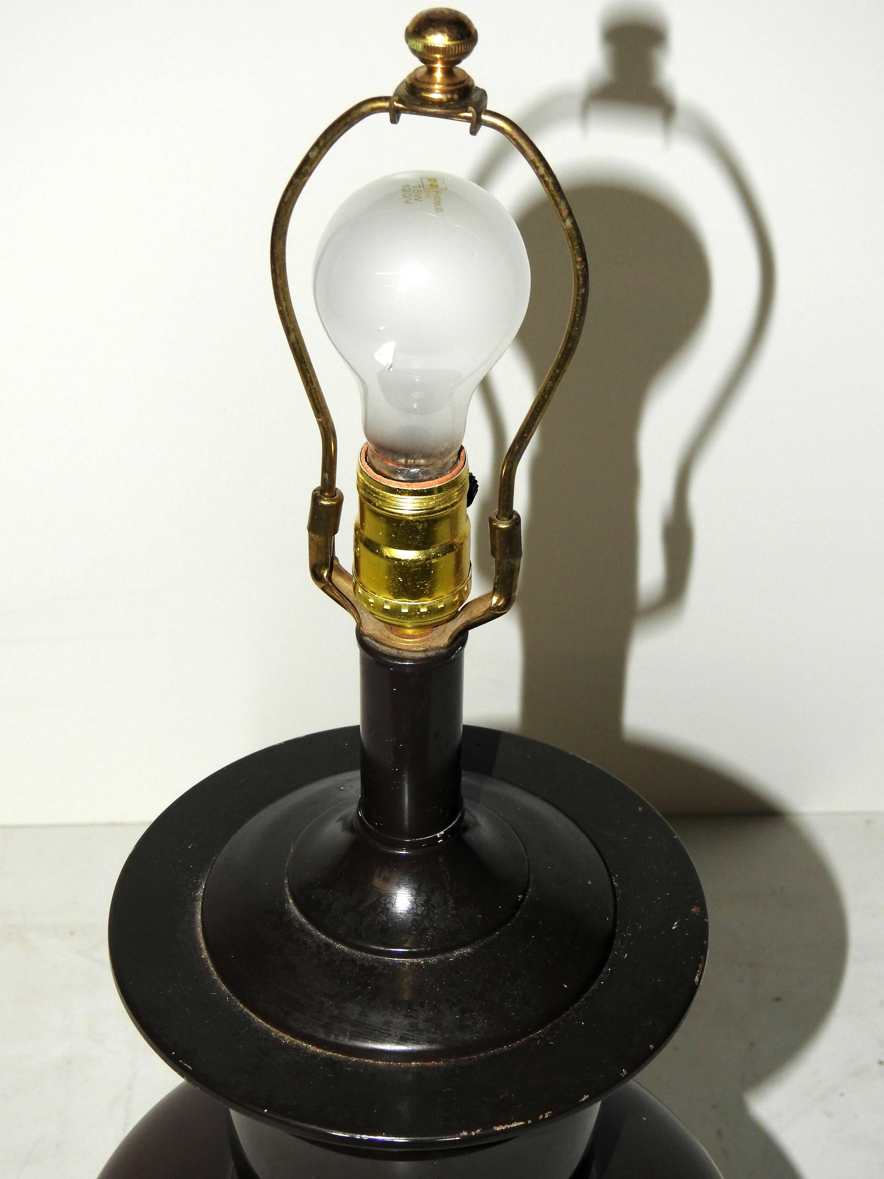 Mid-Century Modern Reverse Painted Glass Lamp In Good Condition For Sale In Philadelphia, PA
